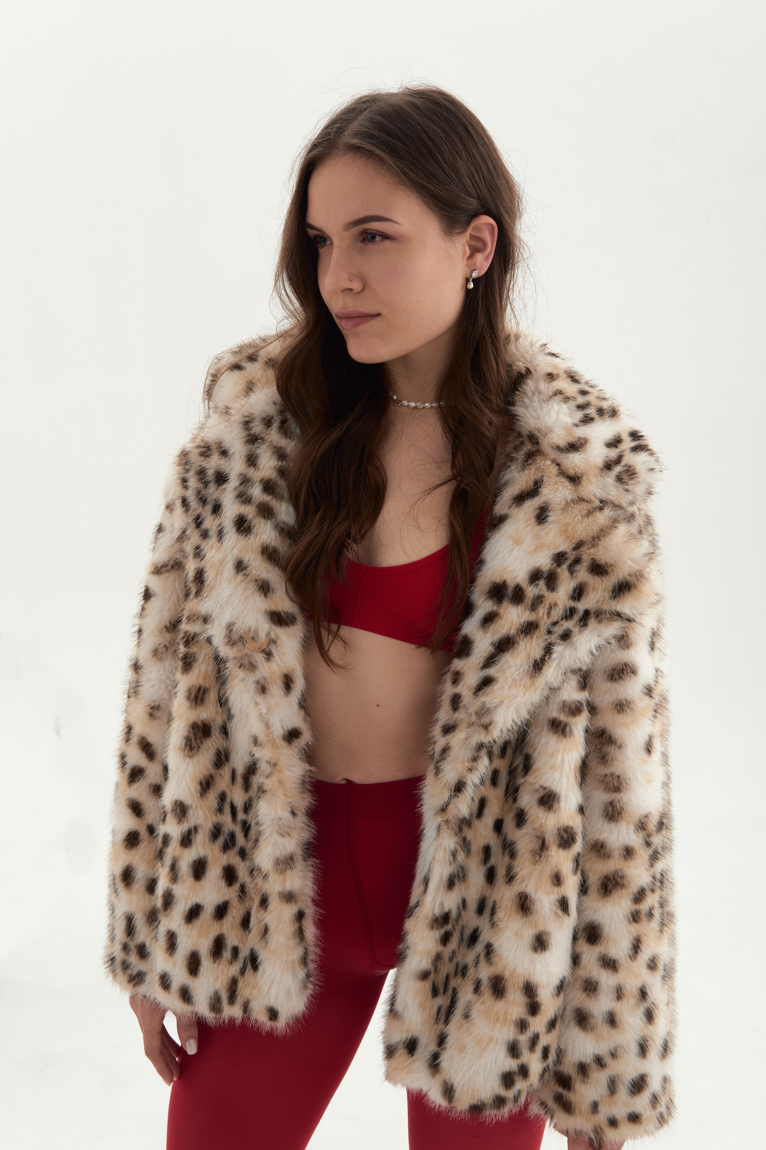 Фотосессия в студии на красном фоне, в леопардовой шубе, колготках. Фотограф Наталья Воронина Москва