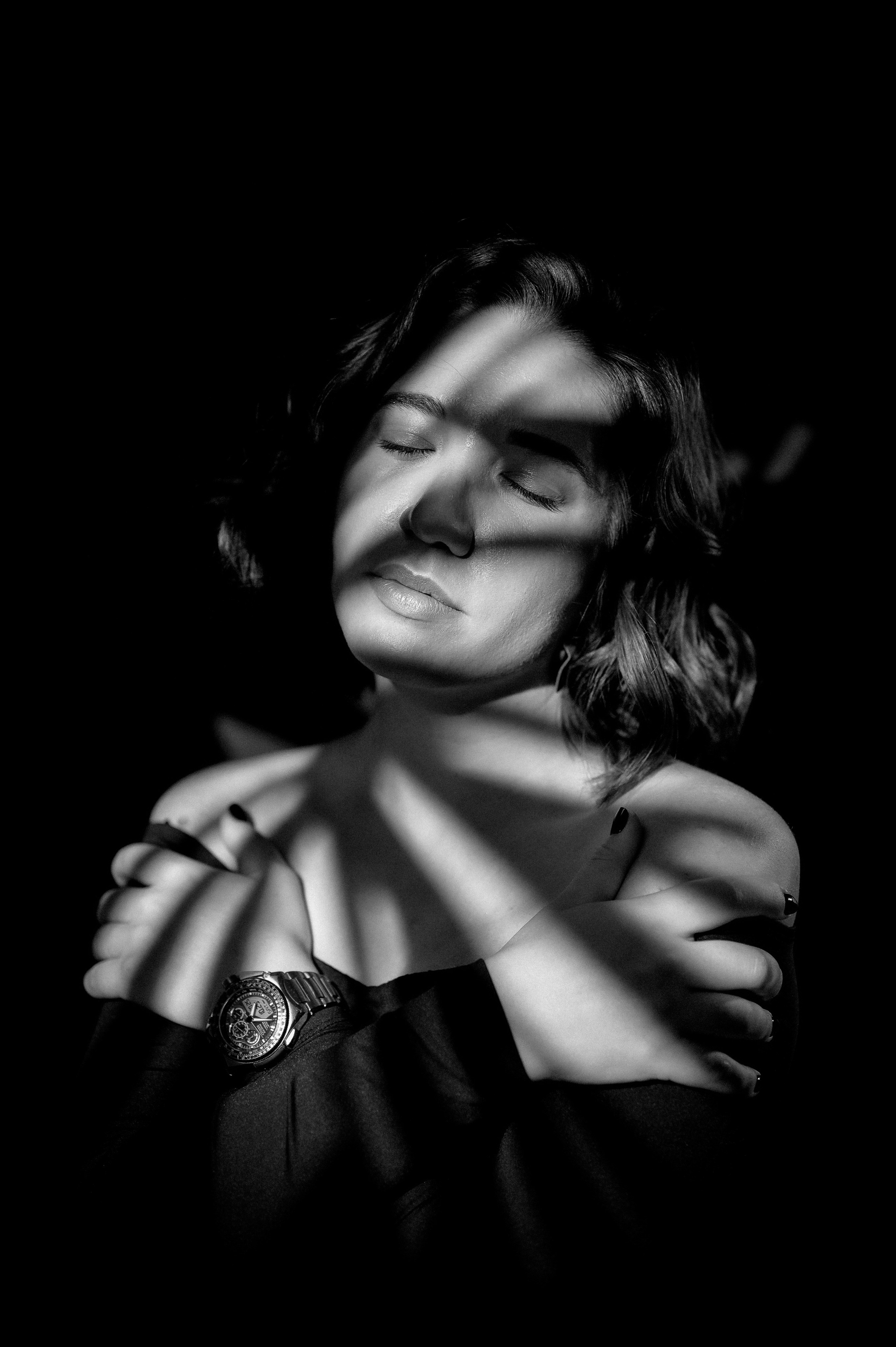 черно-белое фото, женский портрет, драматический портрет, студийная фотосессия