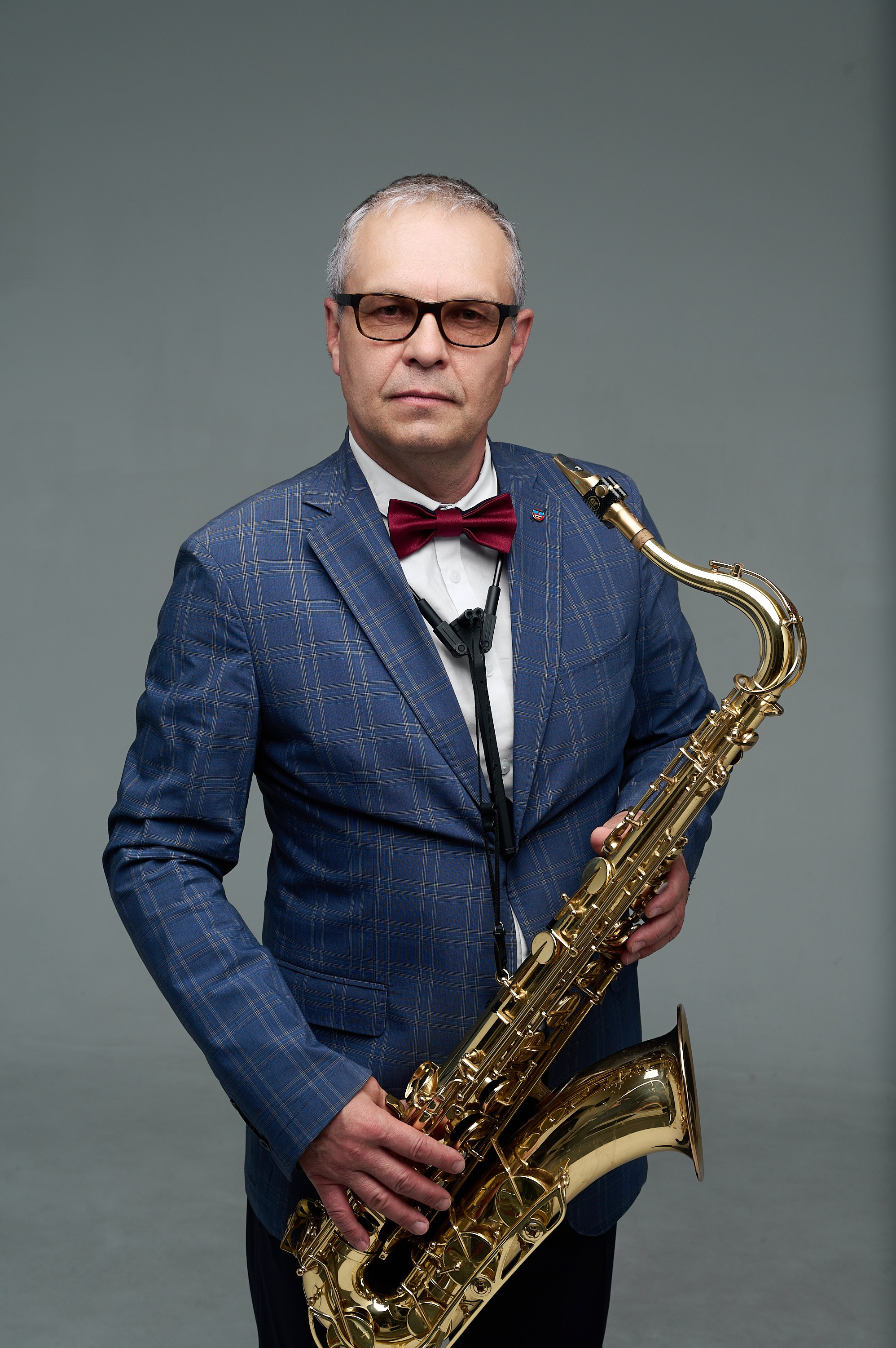 Фотоальбом "Музыканты для афиши" представляет собой коллекцию профессионально снятых фотографий музыкантов, которые могут быть использованы для создания афиши концерта или музыкального события