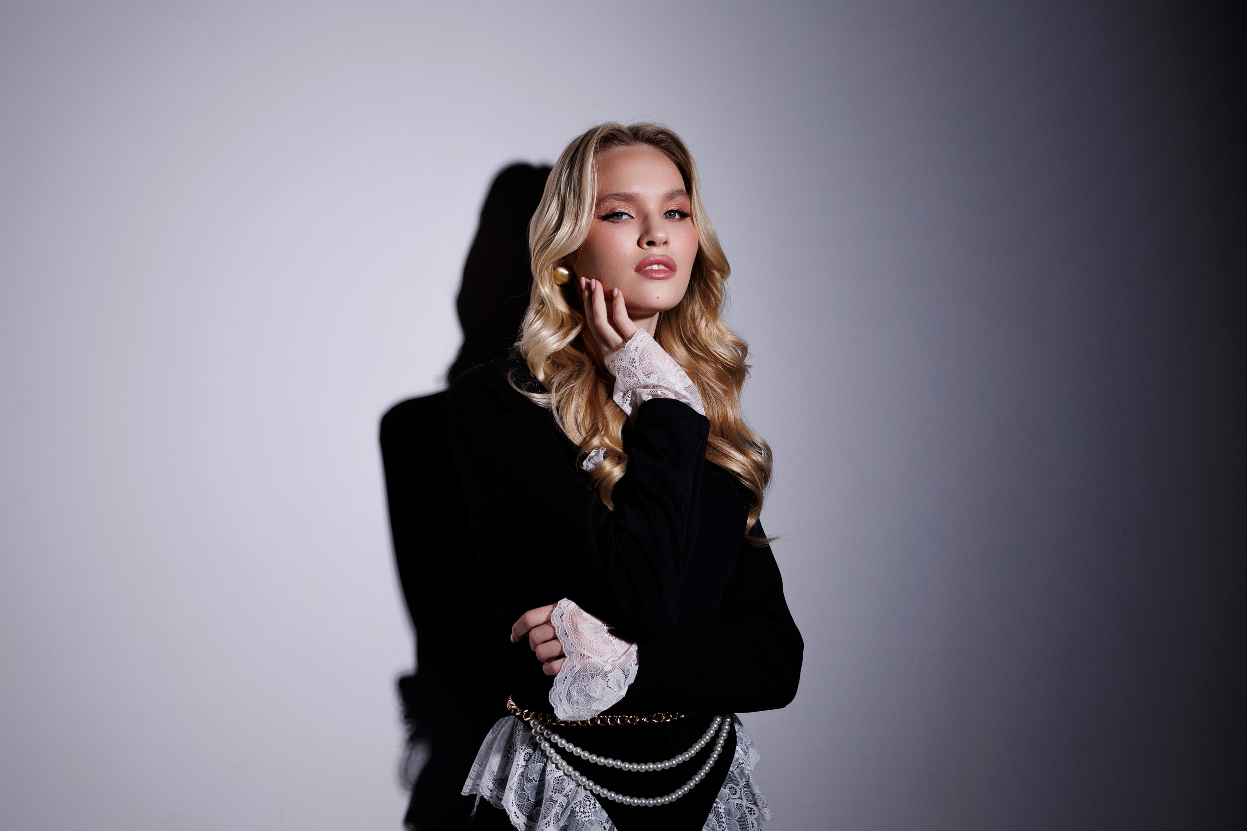 Фотосессия в студии. Я — фотограф, который помогает запечатлеть самые важные моменты вашей жизни!