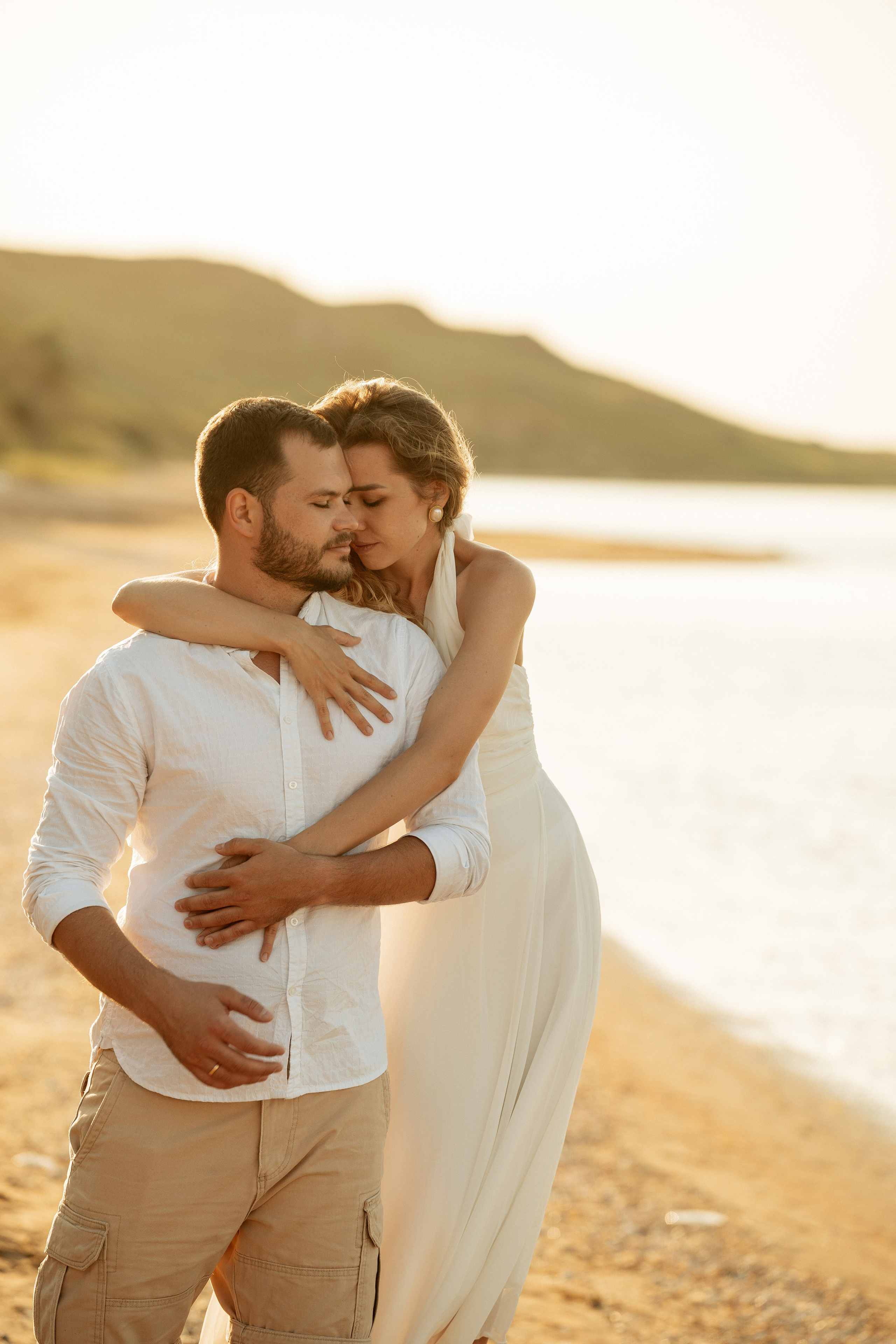 Фотосессия love story в Кучугурах – прогулки по берегу и теплые объятия.