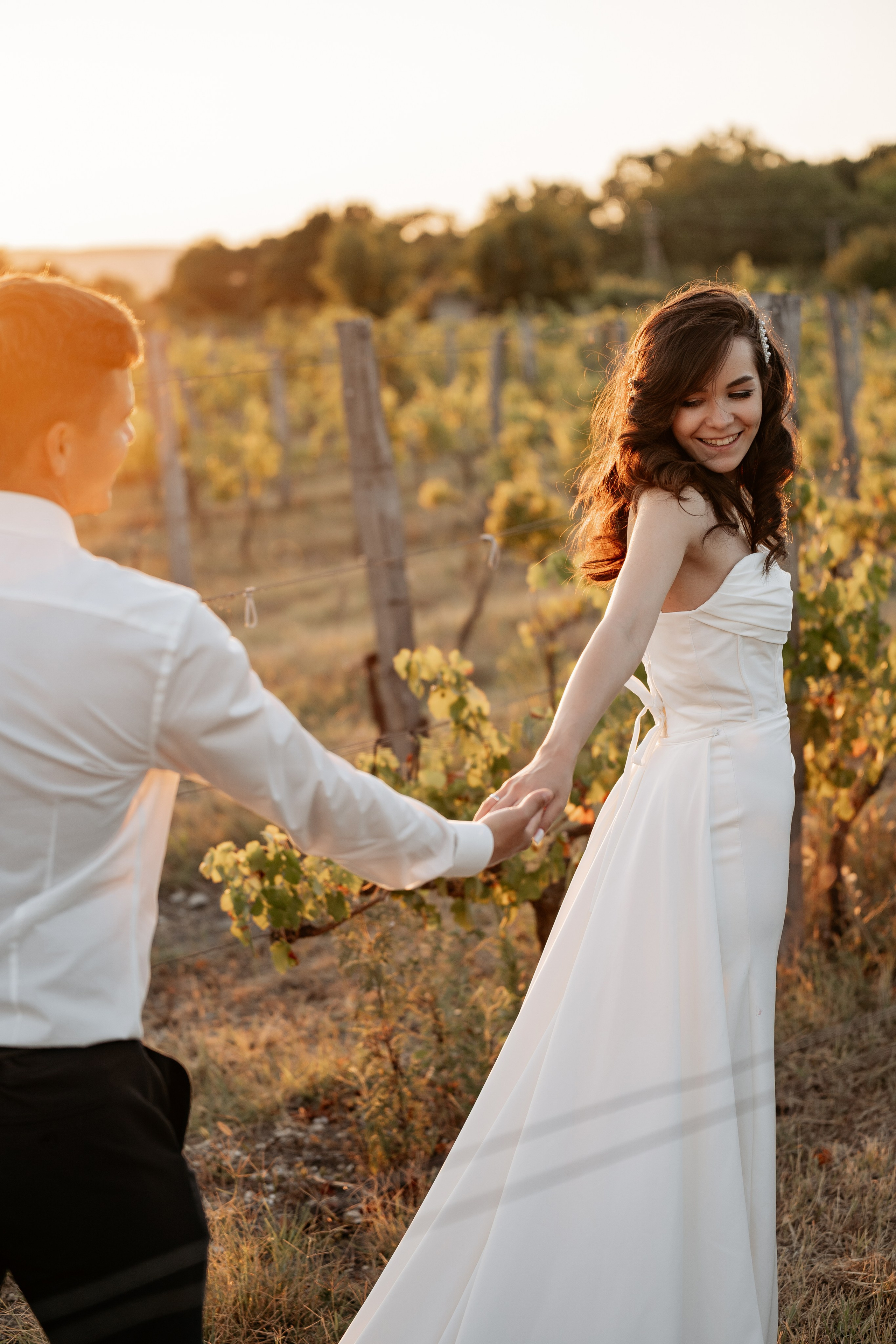 Свадебный фотограф в усадьбе Семигорье. Пара танцует свой первый танец на закате.