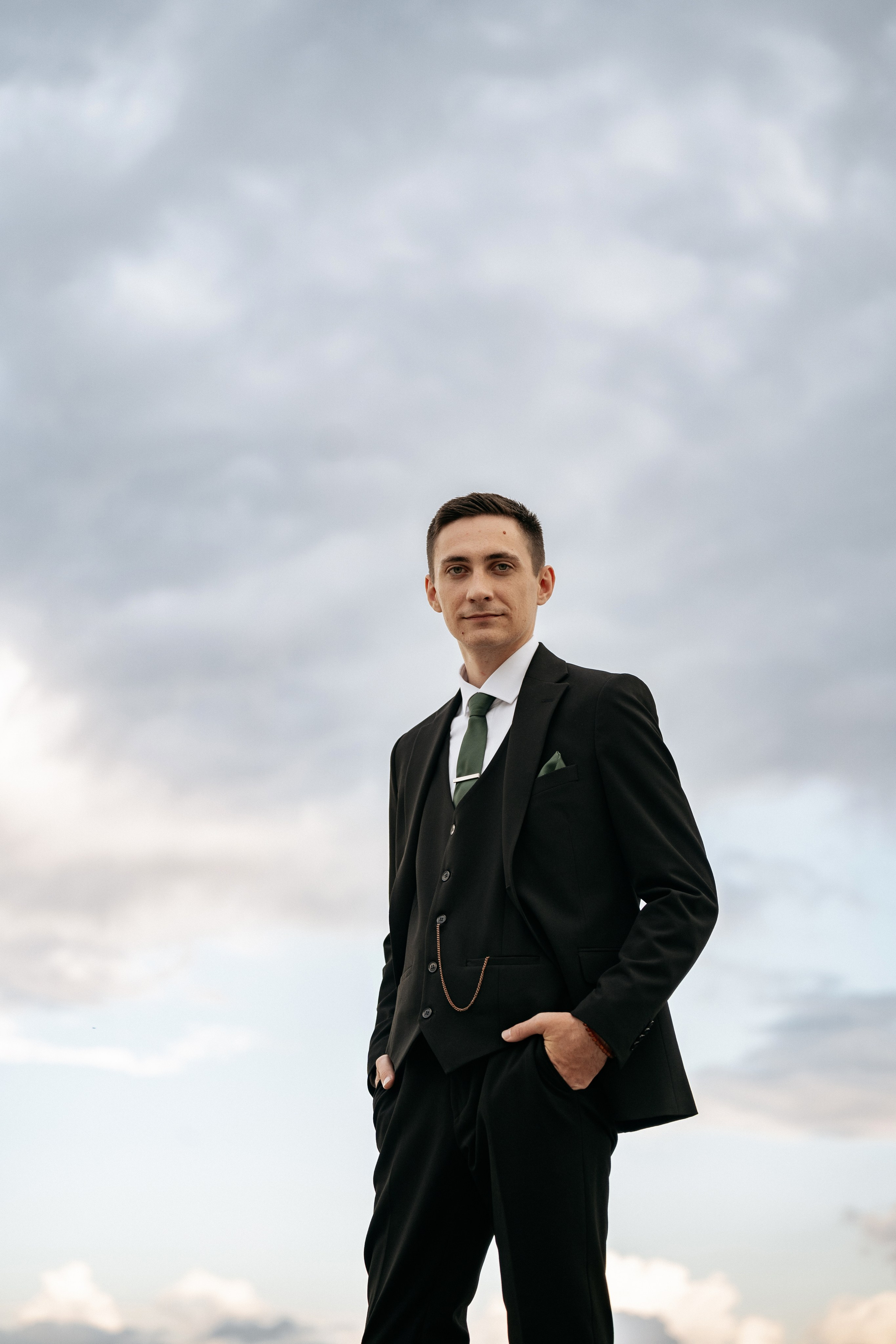 Свадебная фотосессия на закате Новороссийск. Золотые часы: пара в силуэте на фоне заходящего солнца над бухтой.