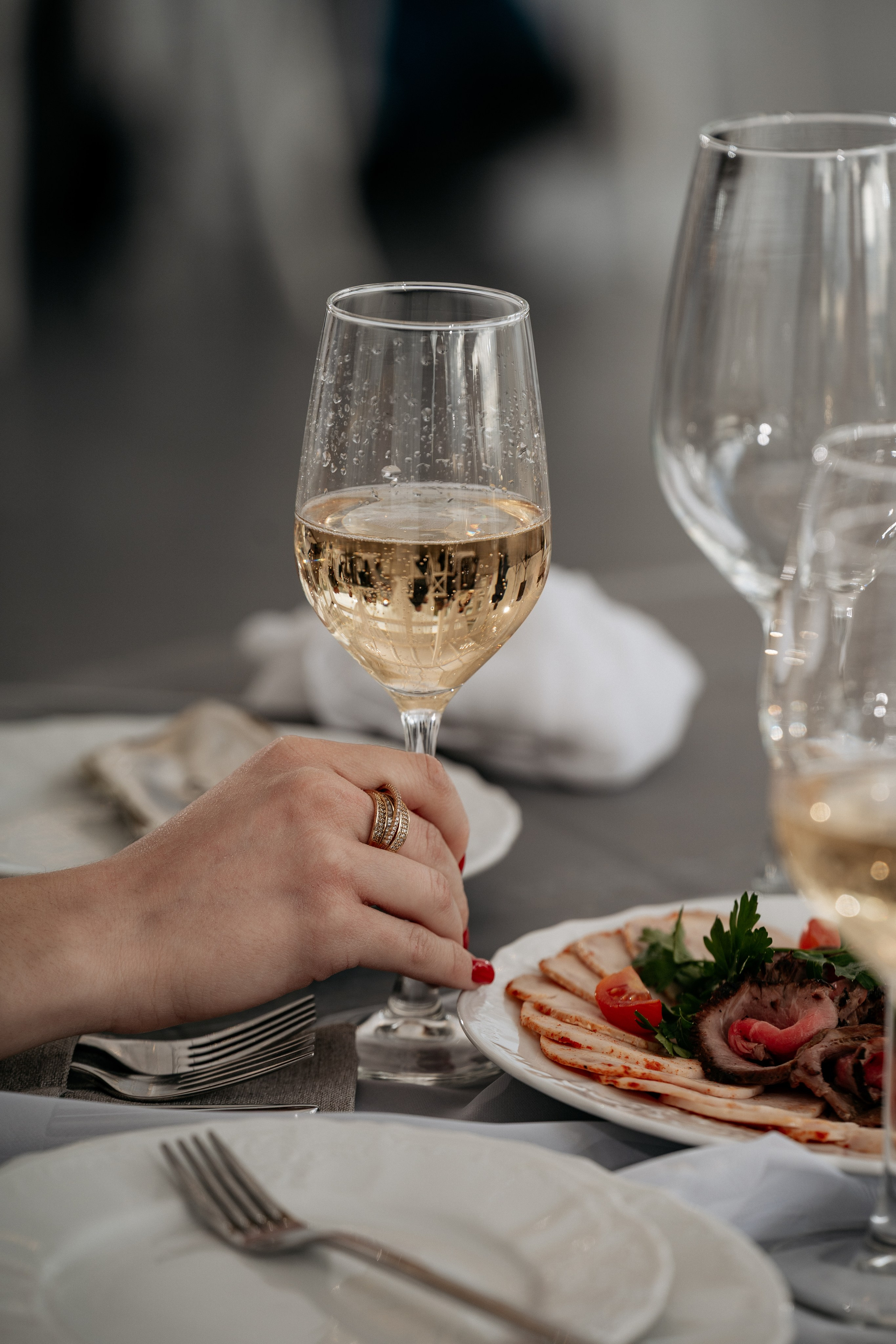 Фото бокалов с шампанским на банкете в ресторане Геленджика с видом на море.