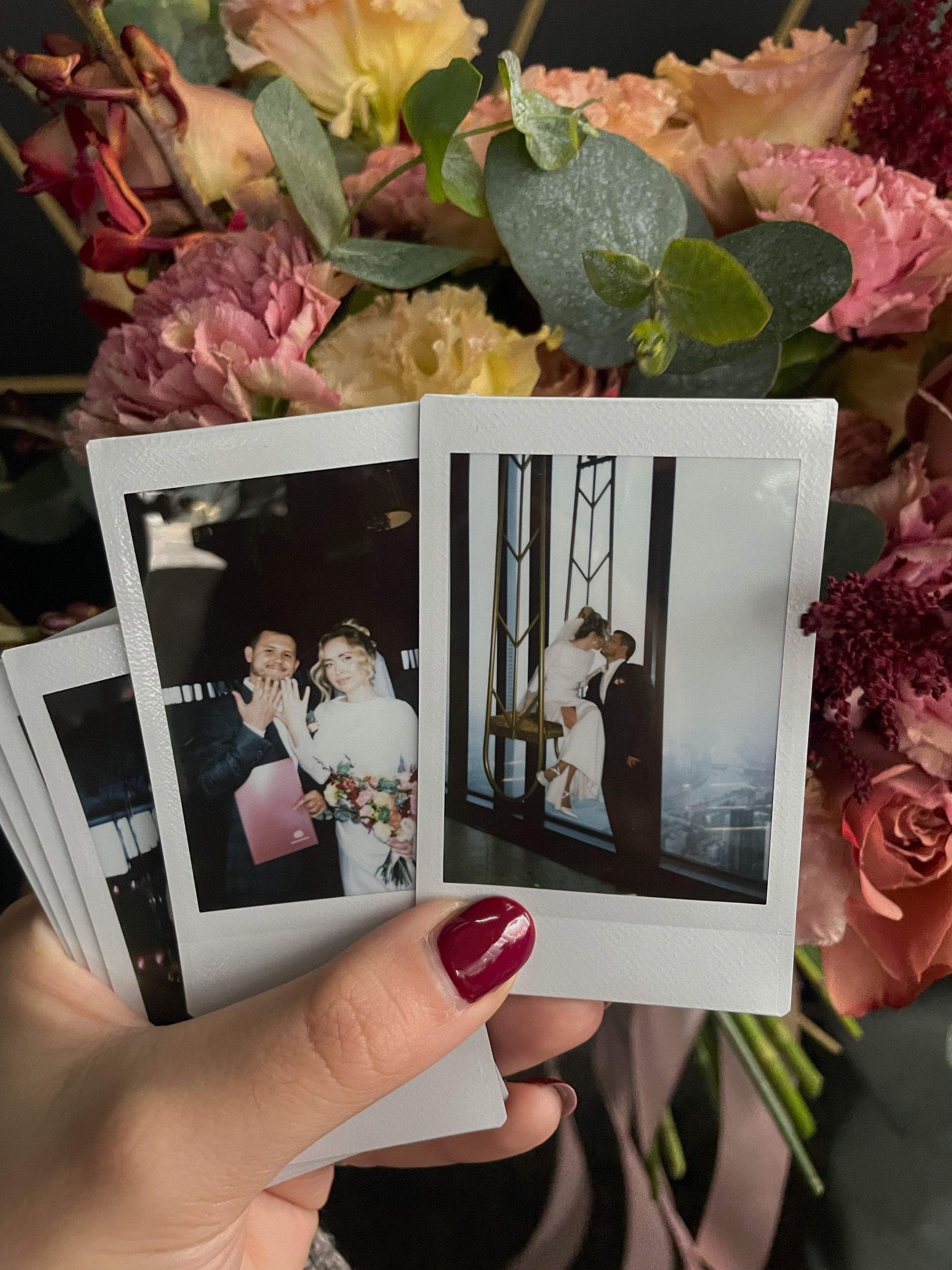 Кадры на инстакс instax моментальная фотография. Фотограф про чувства, моменты, любовь. свадебный и портретный фотограф