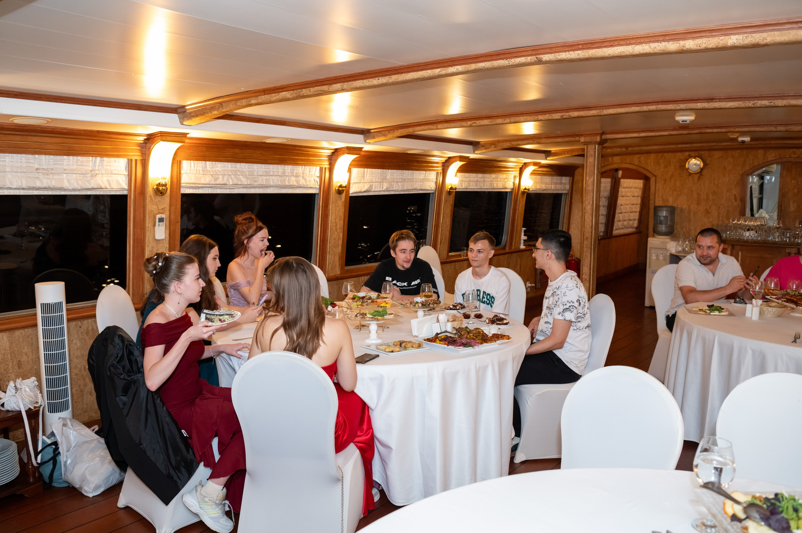 Выпускной вечер 11 класс на теплоходе. Детский и семейный фотограф г. Москва Оксана Катаджи