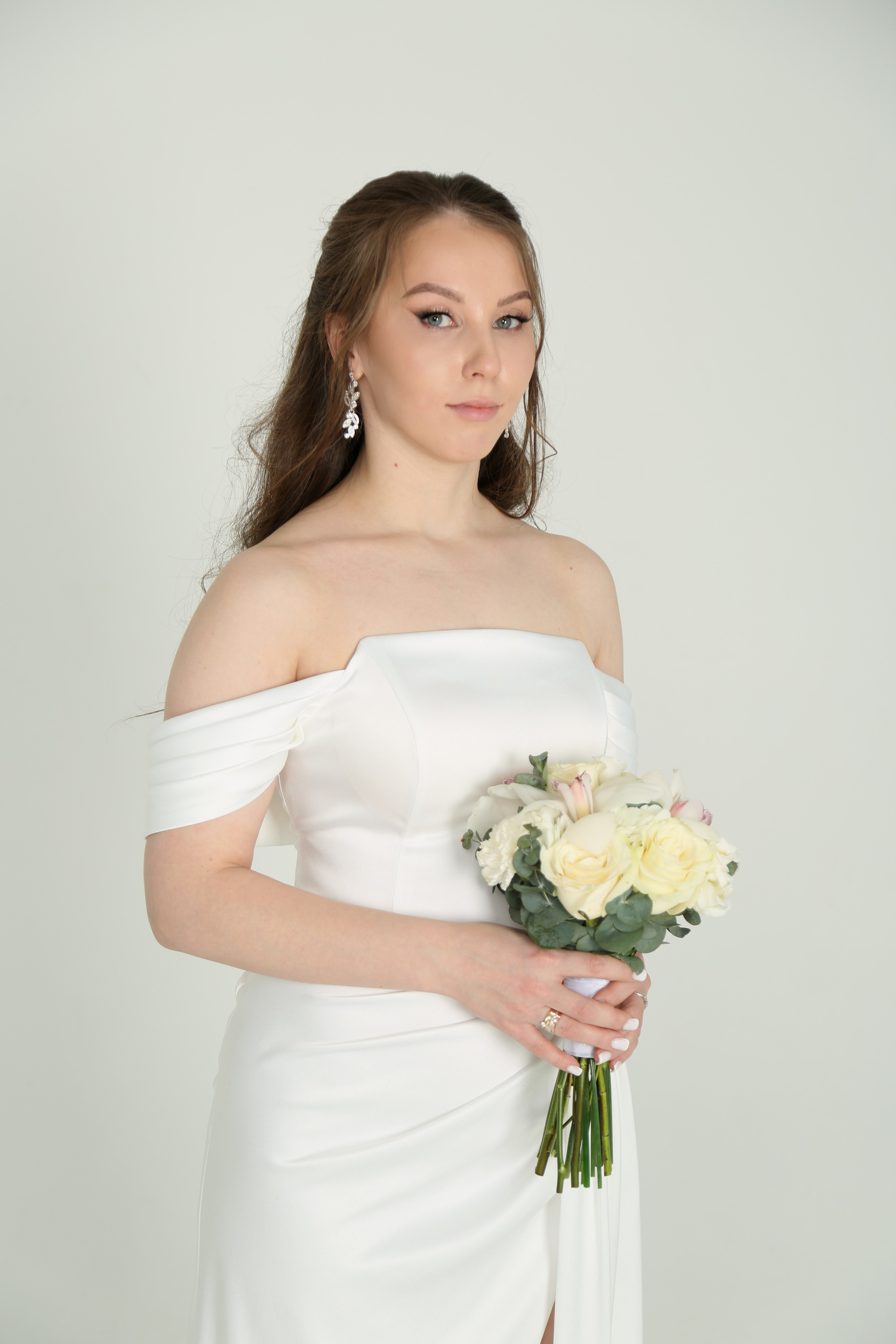 Свадебная фотосессия Николая и Надежды в Кутузовском ЗАГСе в Москве. Фотосессия в студии в Москве от профессионального фотографа услуги по доступным ценам