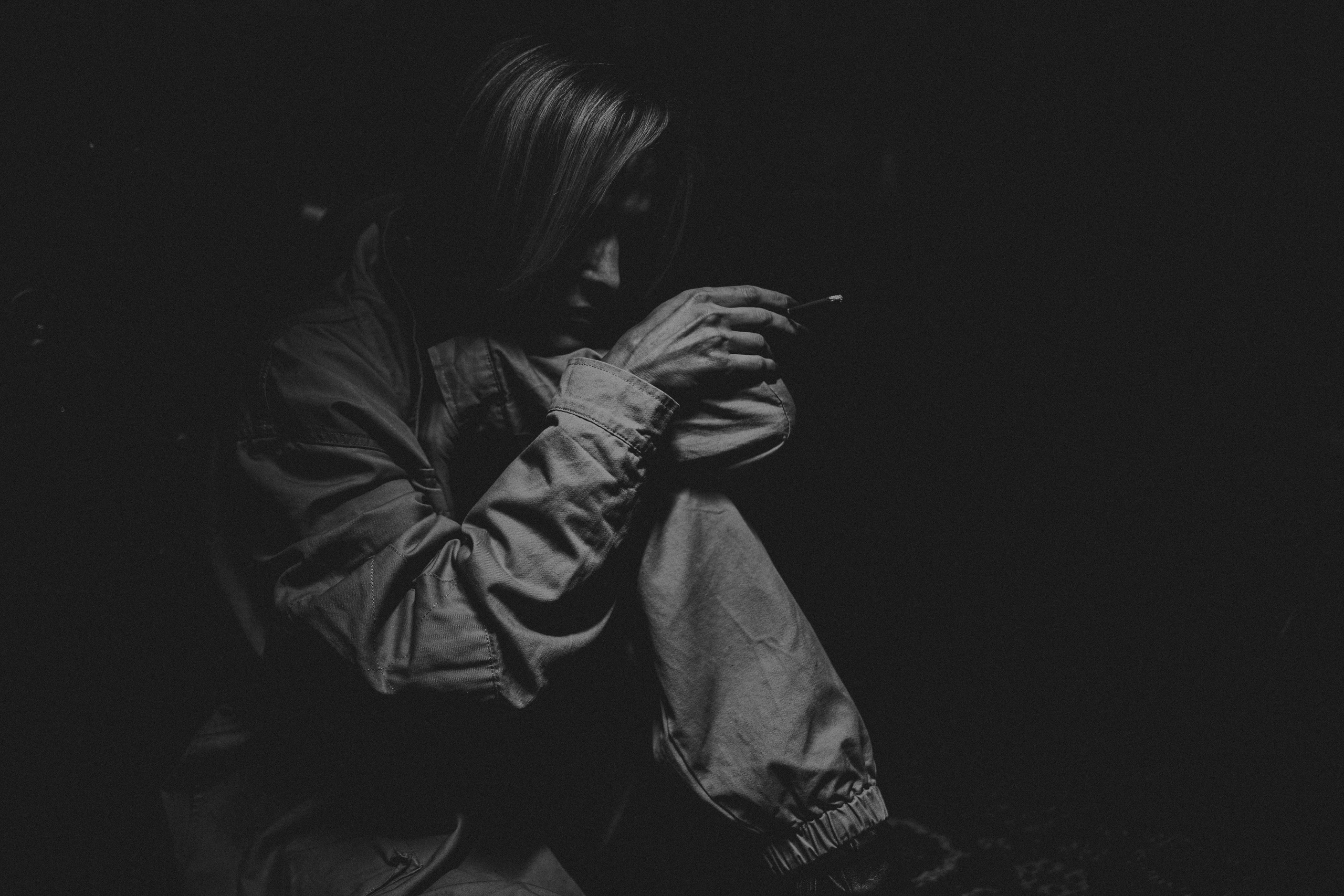 девушка грустит у окна