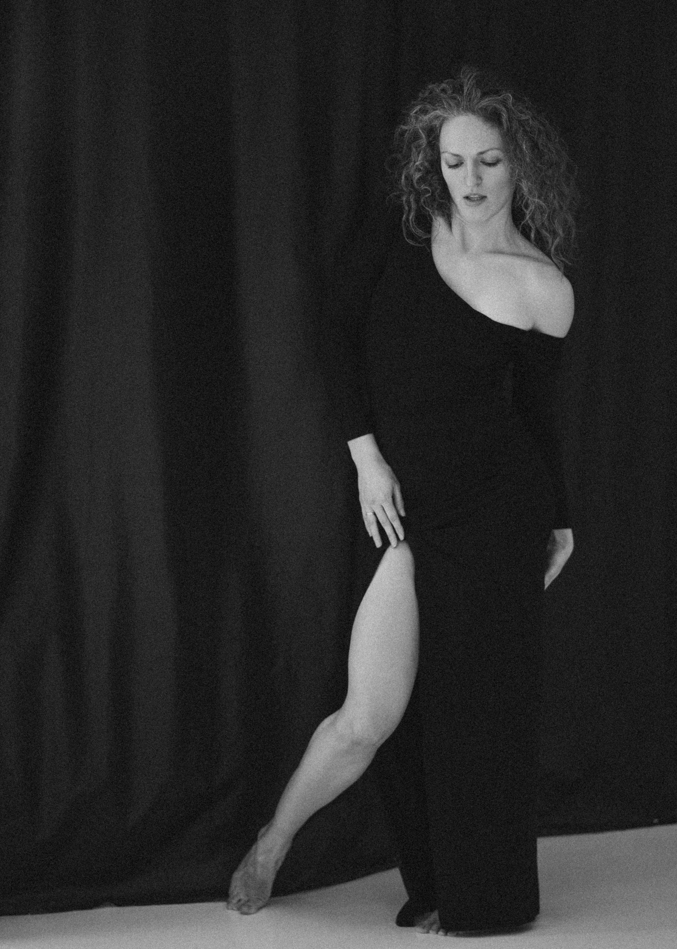 Фотосессия для женщины в студии минимализм. Женский фотограф в Красноярске