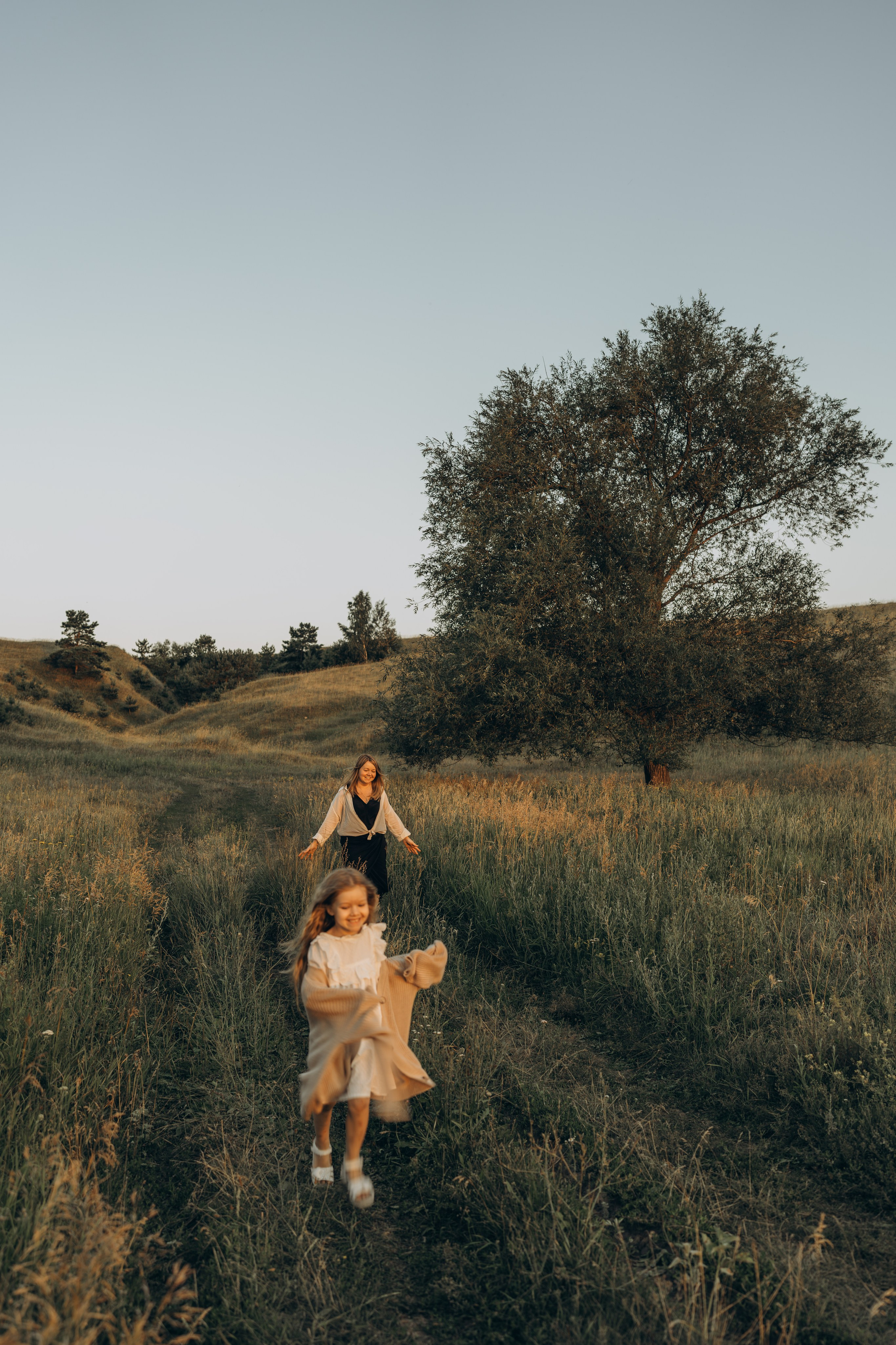 Летний луг, закат. Семейный фотограф Москва. Фотограф беременности и материнства Москва
