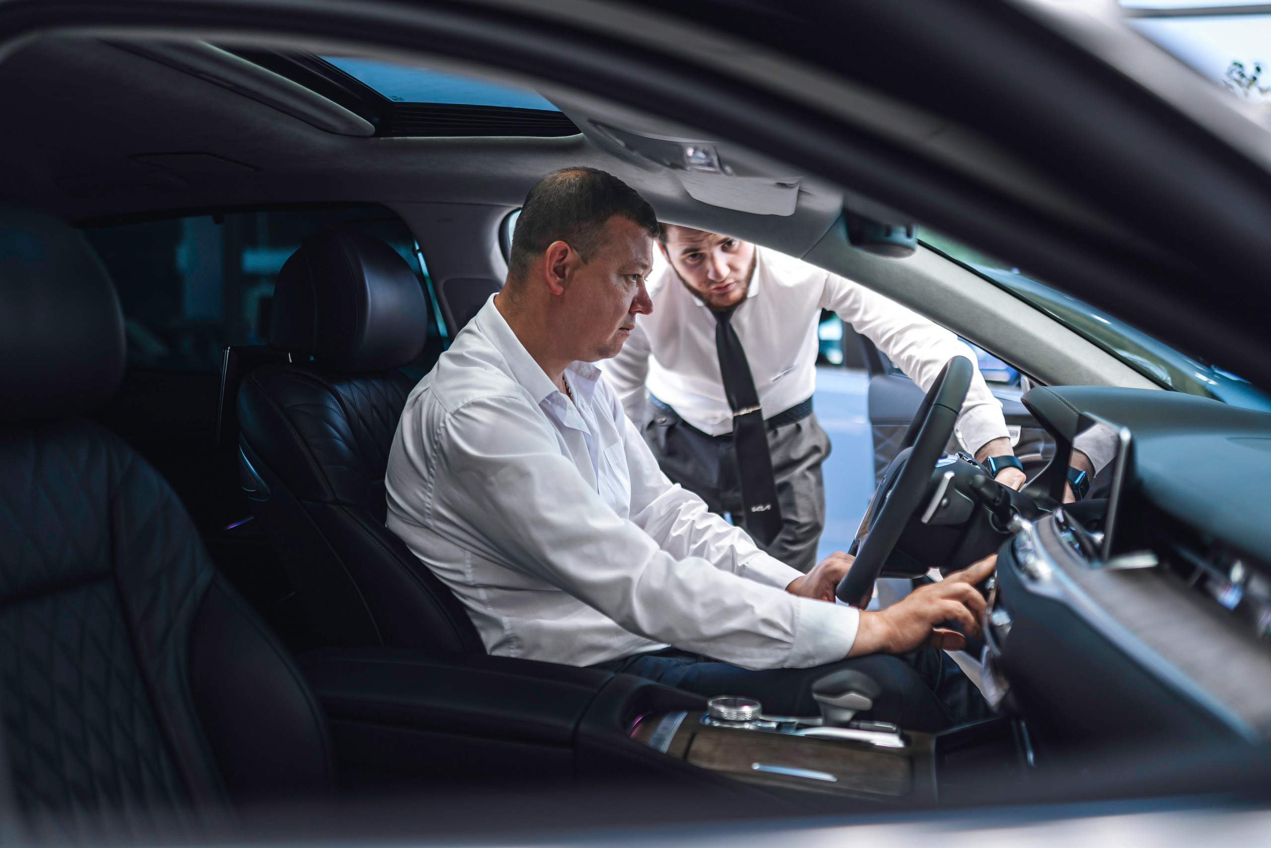 People in showroom. Чен Станислав | Автомобильный фотограф | Алматы, Казахстан