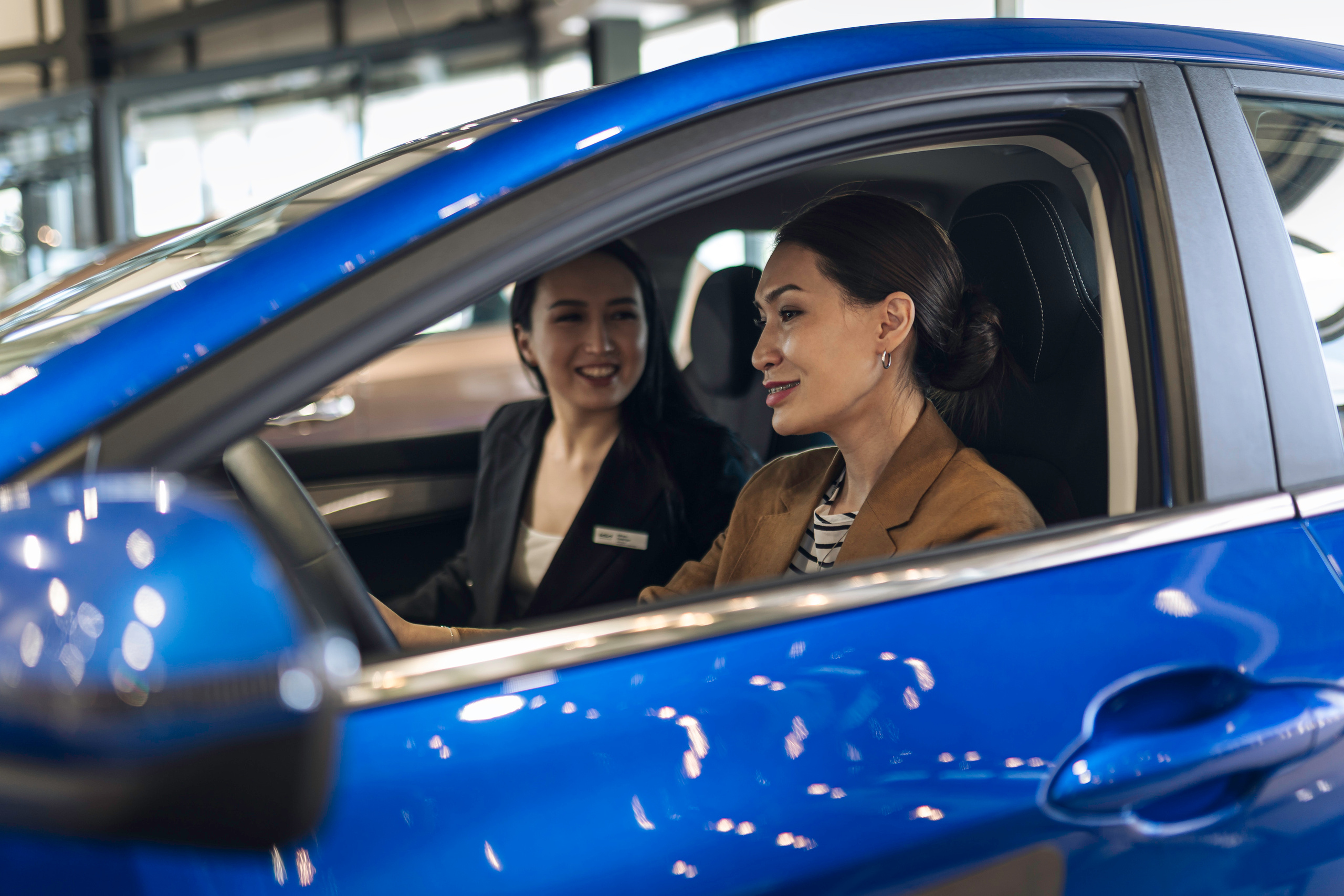 People in showroom. Чен Станислав | Автомобильный фотограф | Алматы, Казахстан