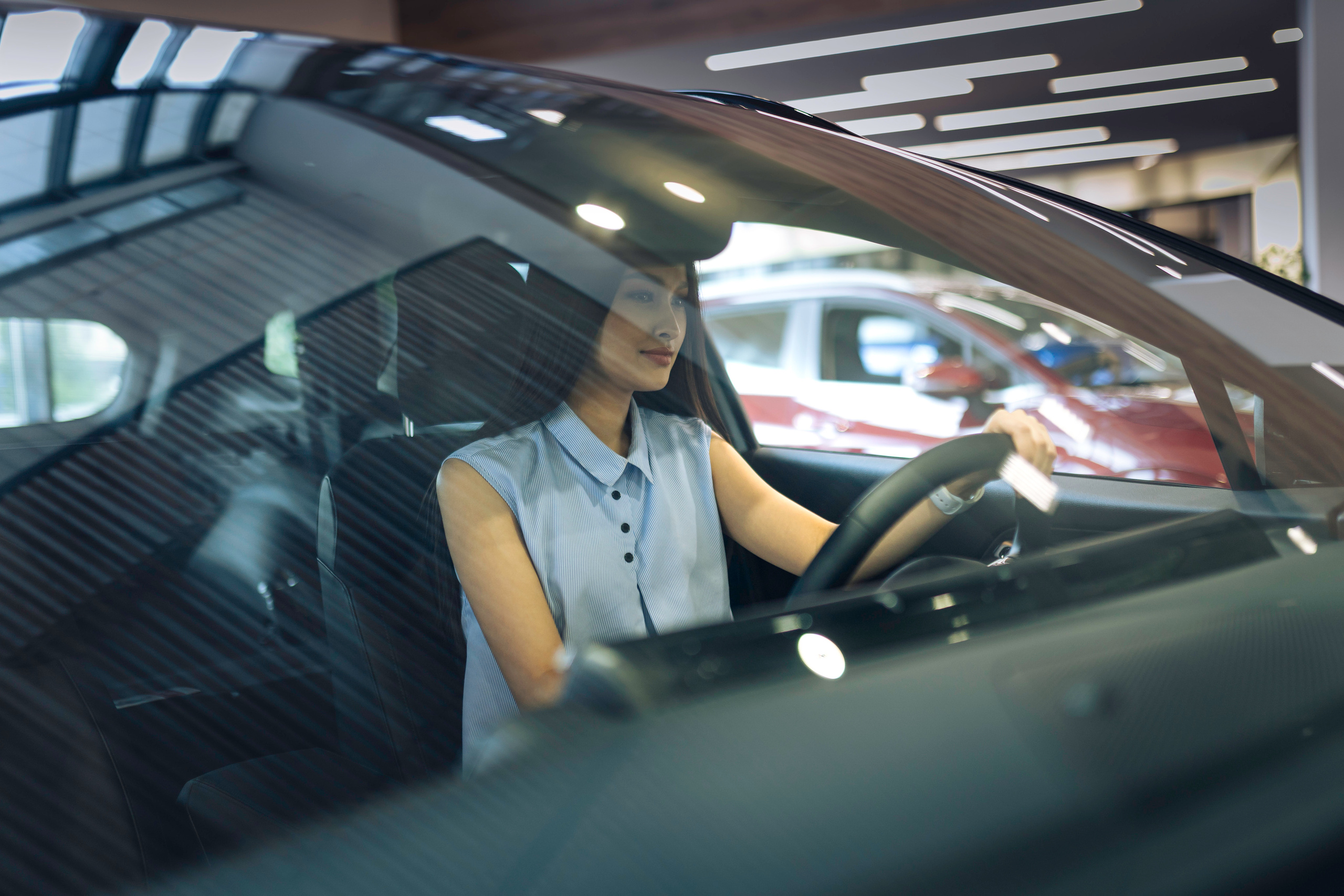 People in showroom. Чен Станислав | Автомобильный фотограф | Алматы, Казахстан