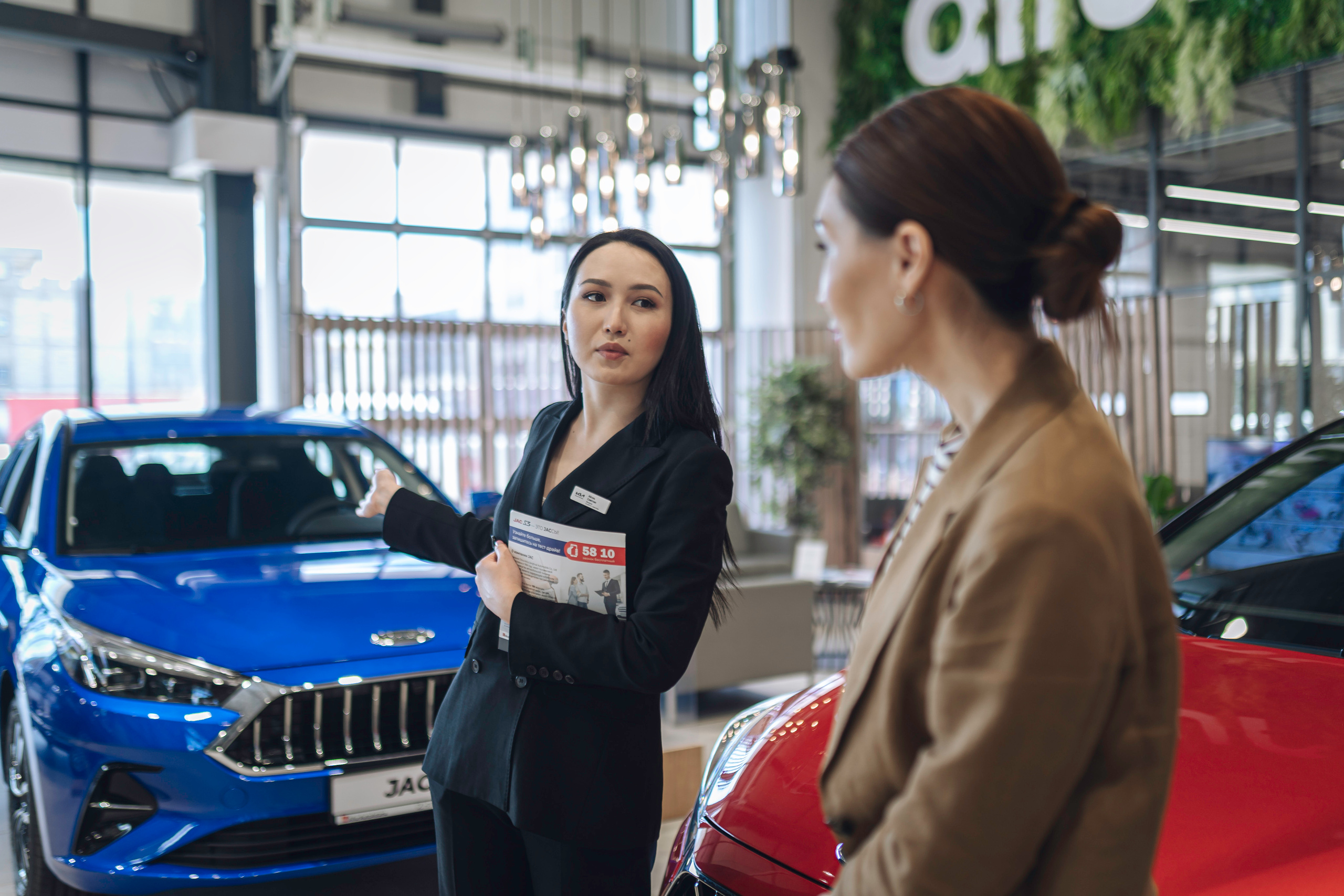 People in showroom. Чен Станислав | Автомобильный фотограф | Алматы, Казахстан