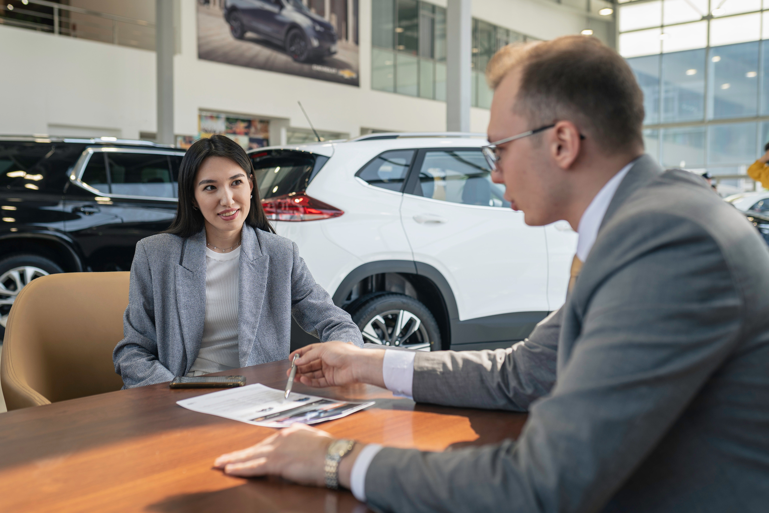 People in showroom. Чен Станислав | Автомобильный фотограф | Алматы, Казахстан