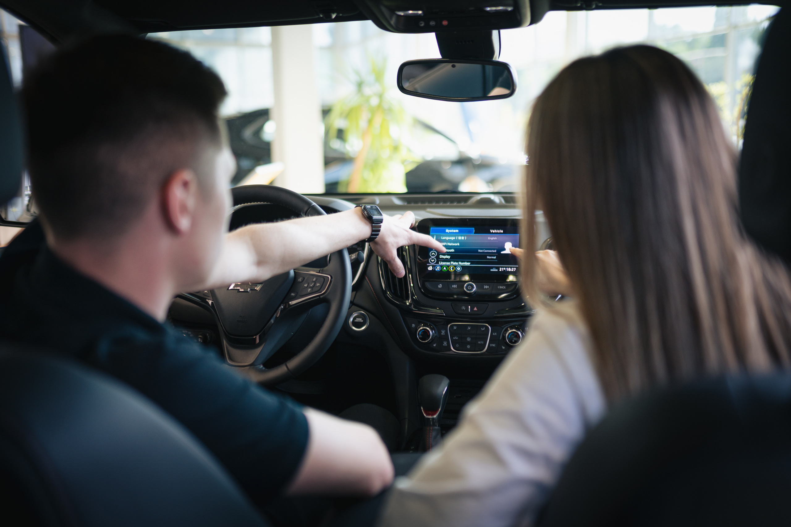 People in showroom. Чен Станислав | Автомобильный фотограф | Алматы, Казахстан