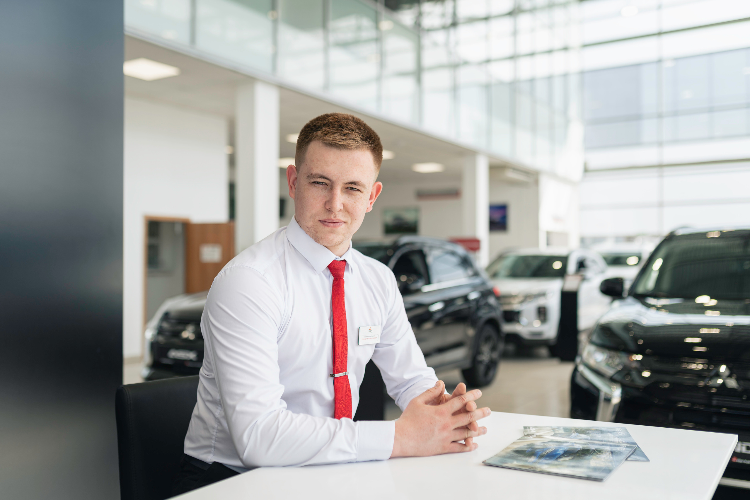 People in showroom. Чен Станислав | Автомобильный фотограф | Алматы, Казахстан