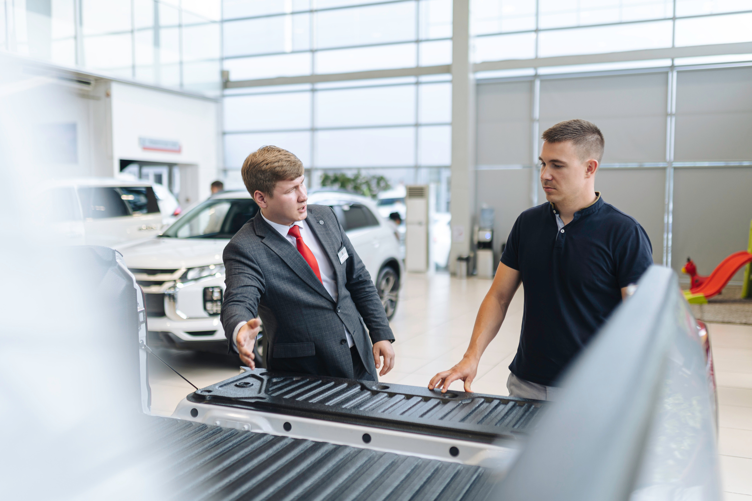 People in showroom. Чен Станислав | Автомобильный фотограф | Алматы, Казахстан