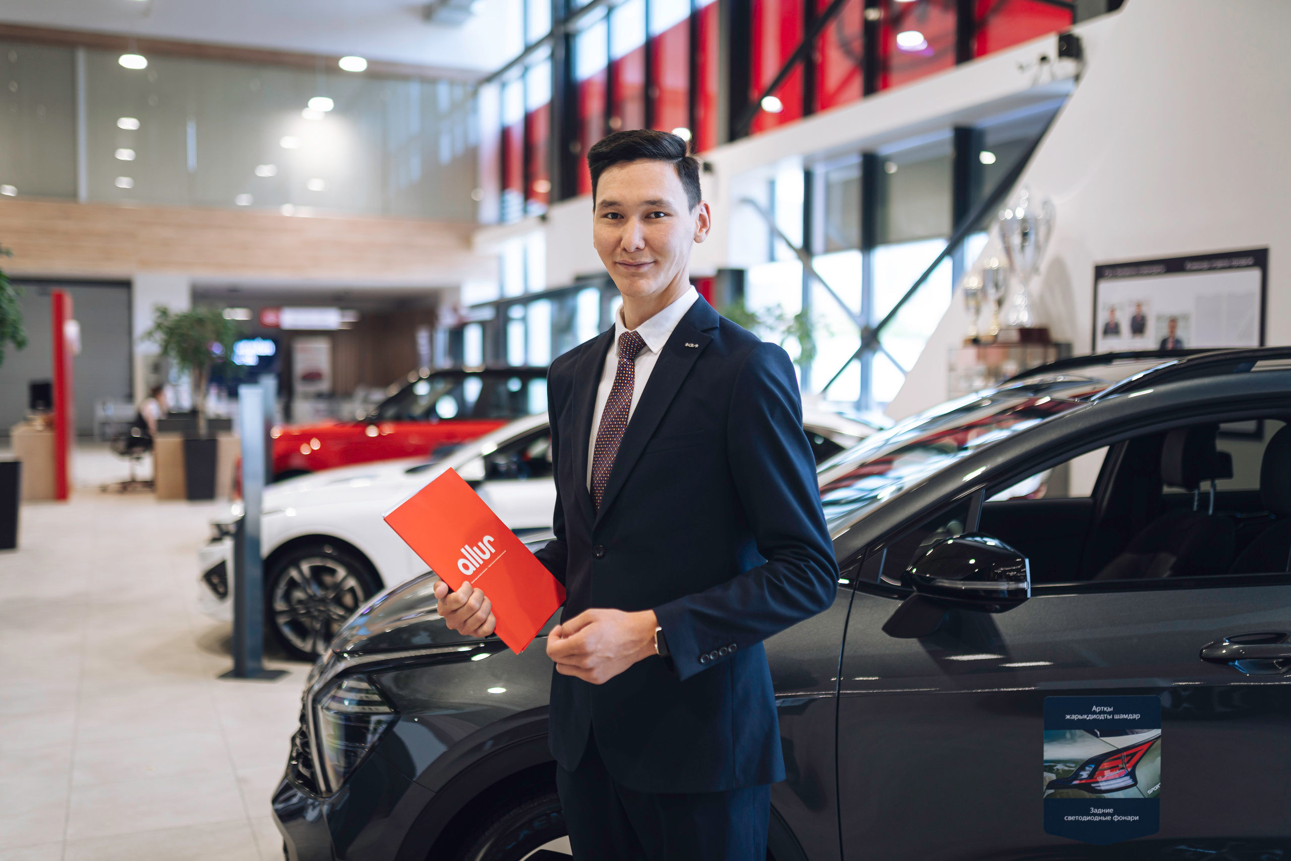 People in showroom. Чен Станислав | Автомобильный фотограф | Алматы, Казахстан