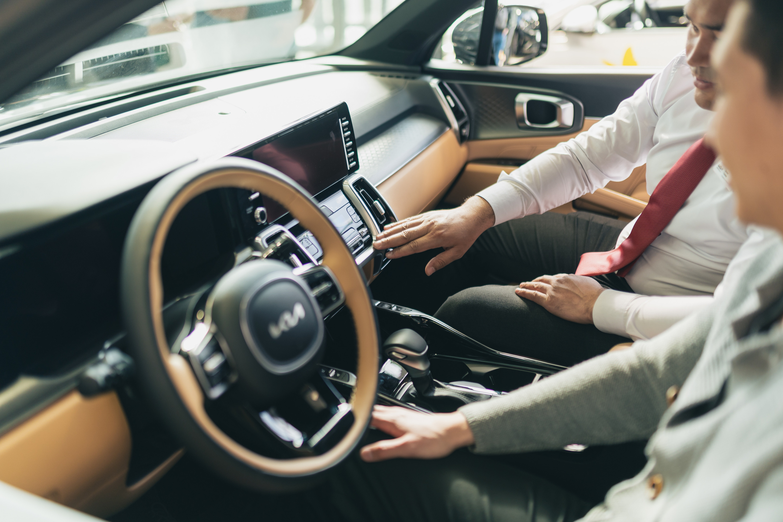 People in showroom. Чен Станислав | Автомобильный фотограф | Алматы, Казахстан