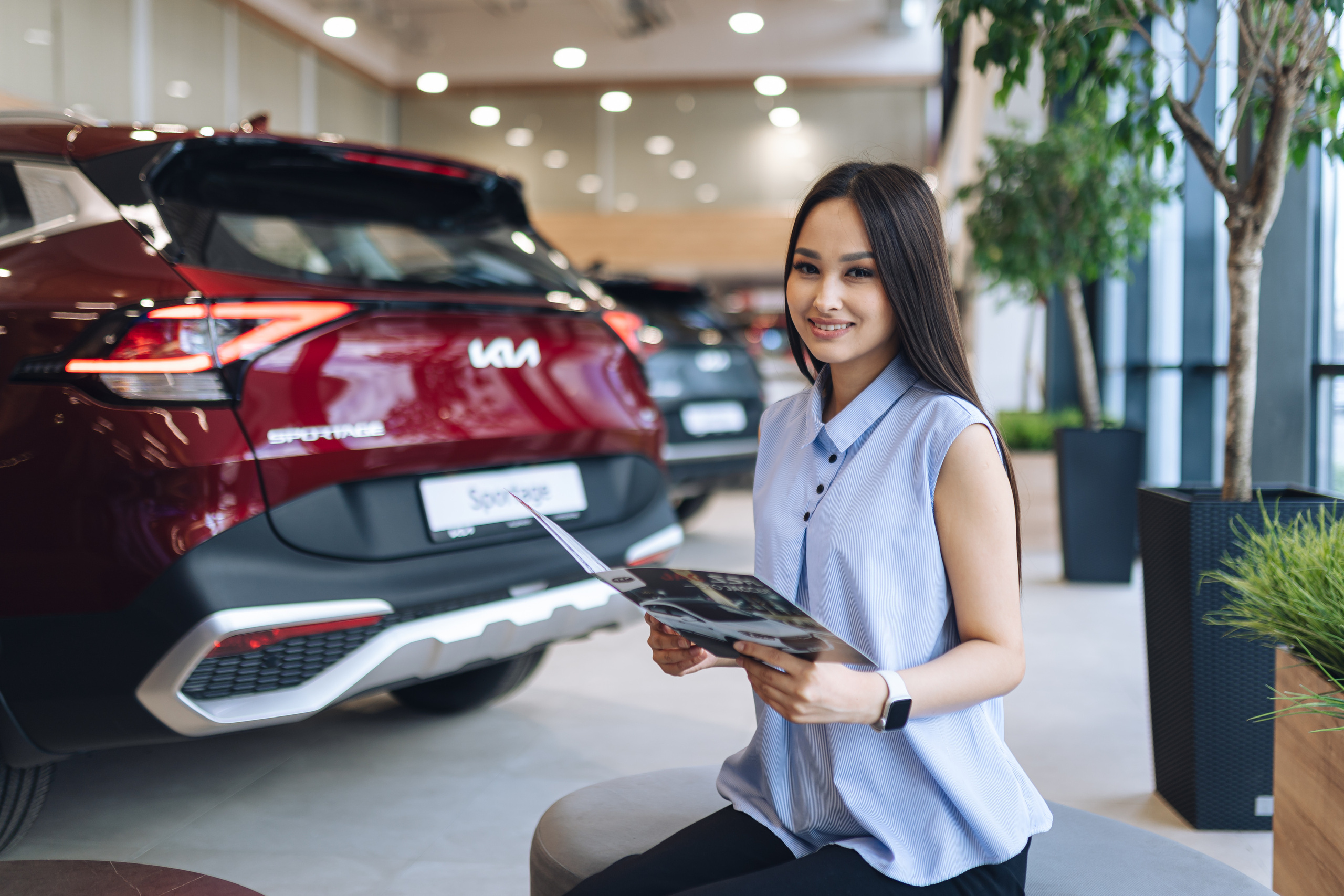 People in showroom. Чен Станислав | Автомобильный фотограф | Алматы, Казахстан