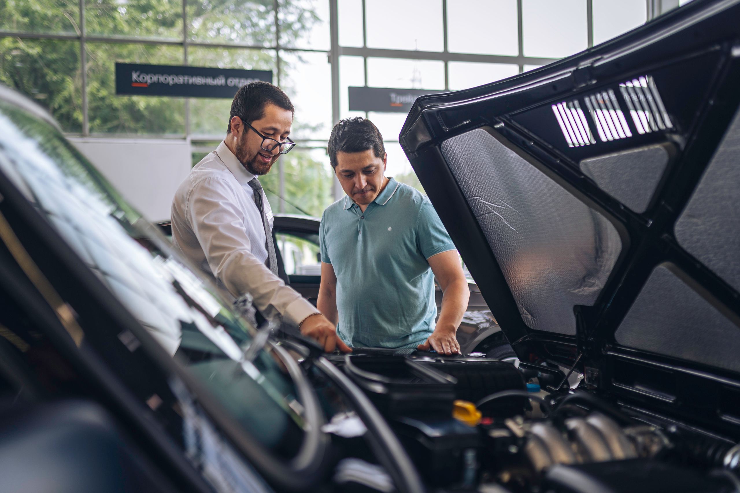 People in showroom. Чен Станислав | Автомобильный фотограф | Алматы, Казахстан