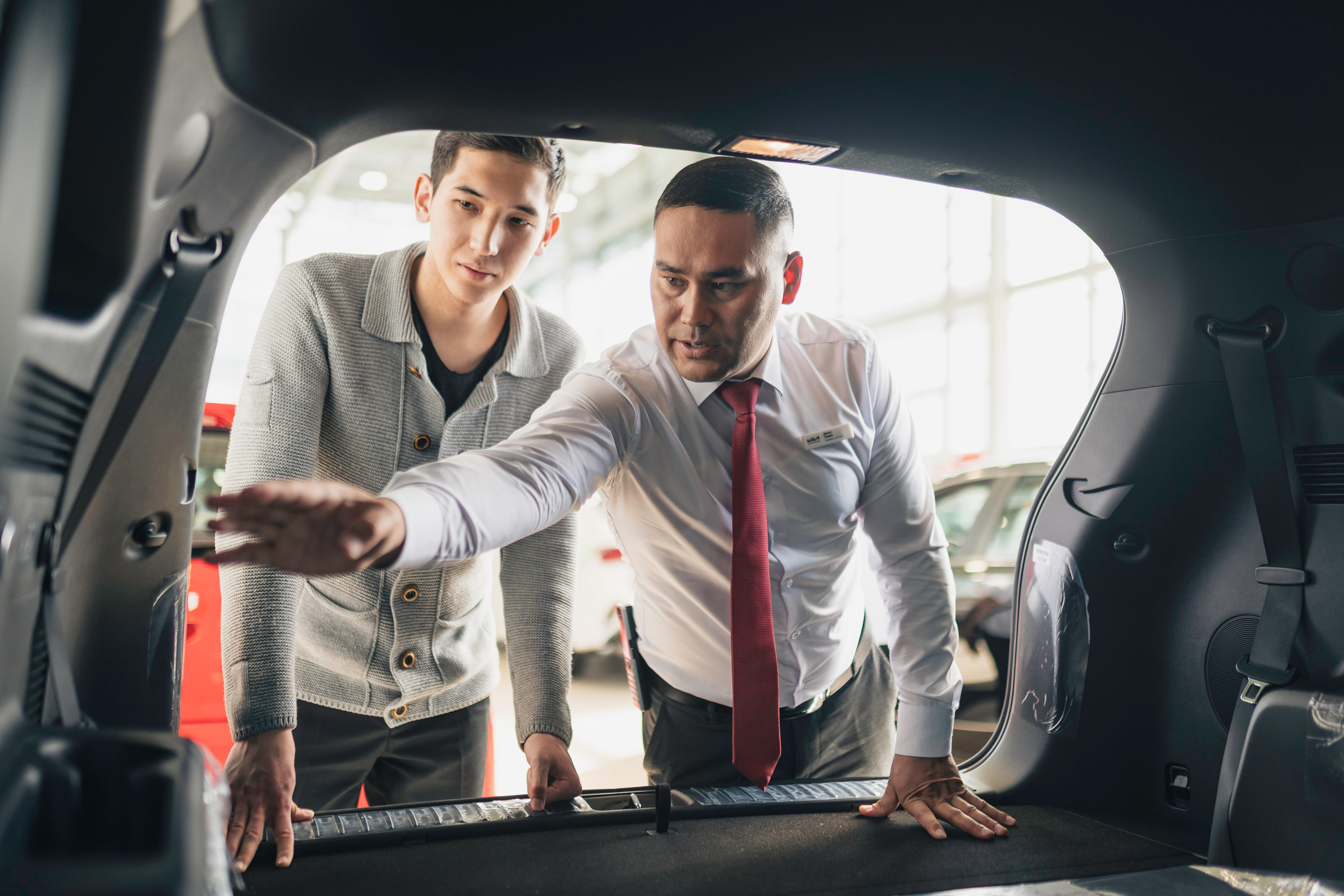 People in showroom. Чен Станислав | Автомобильный фотограф | Алматы, Казахстан