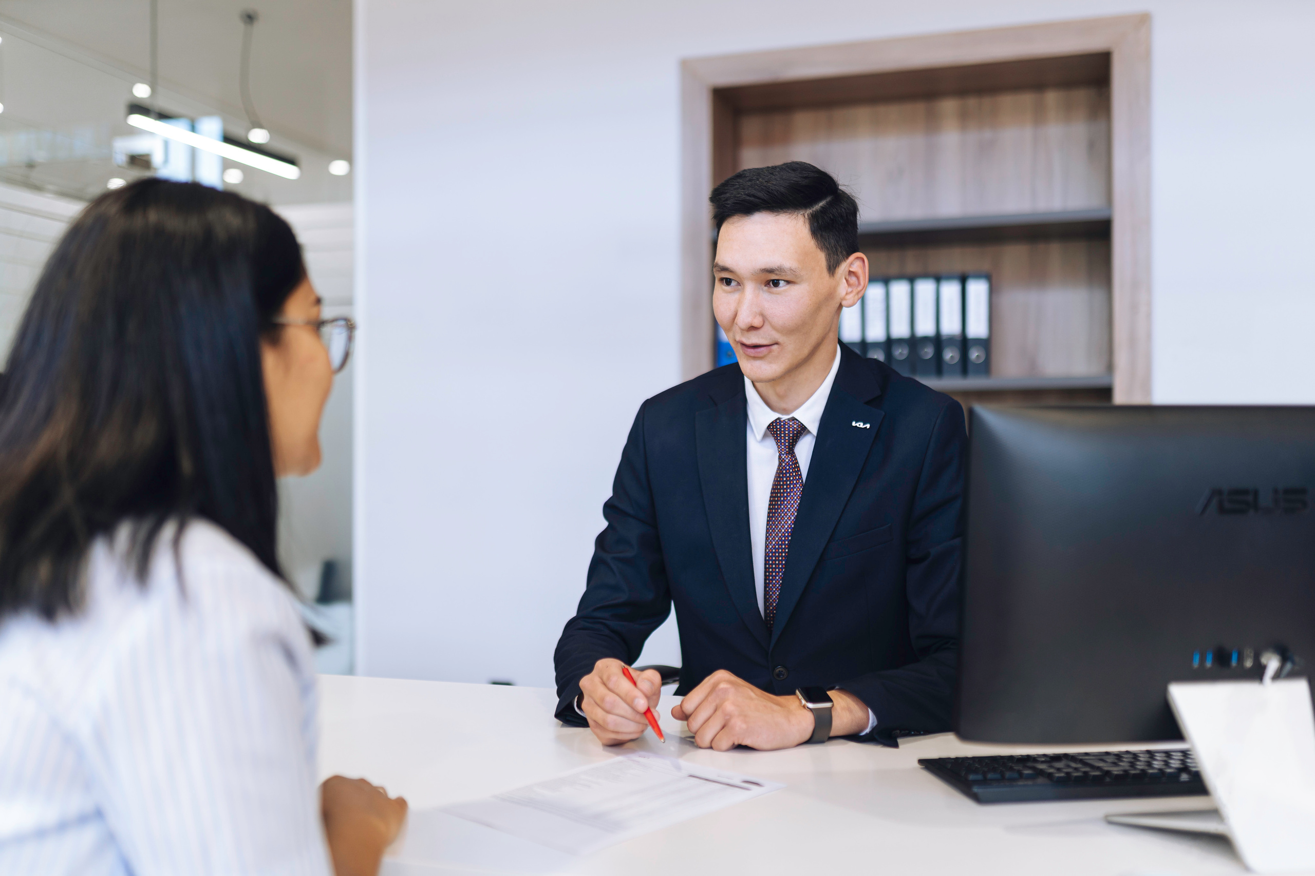 People in showroom. Чен Станислав | Автомобильный фотограф | Алматы, Казахстан