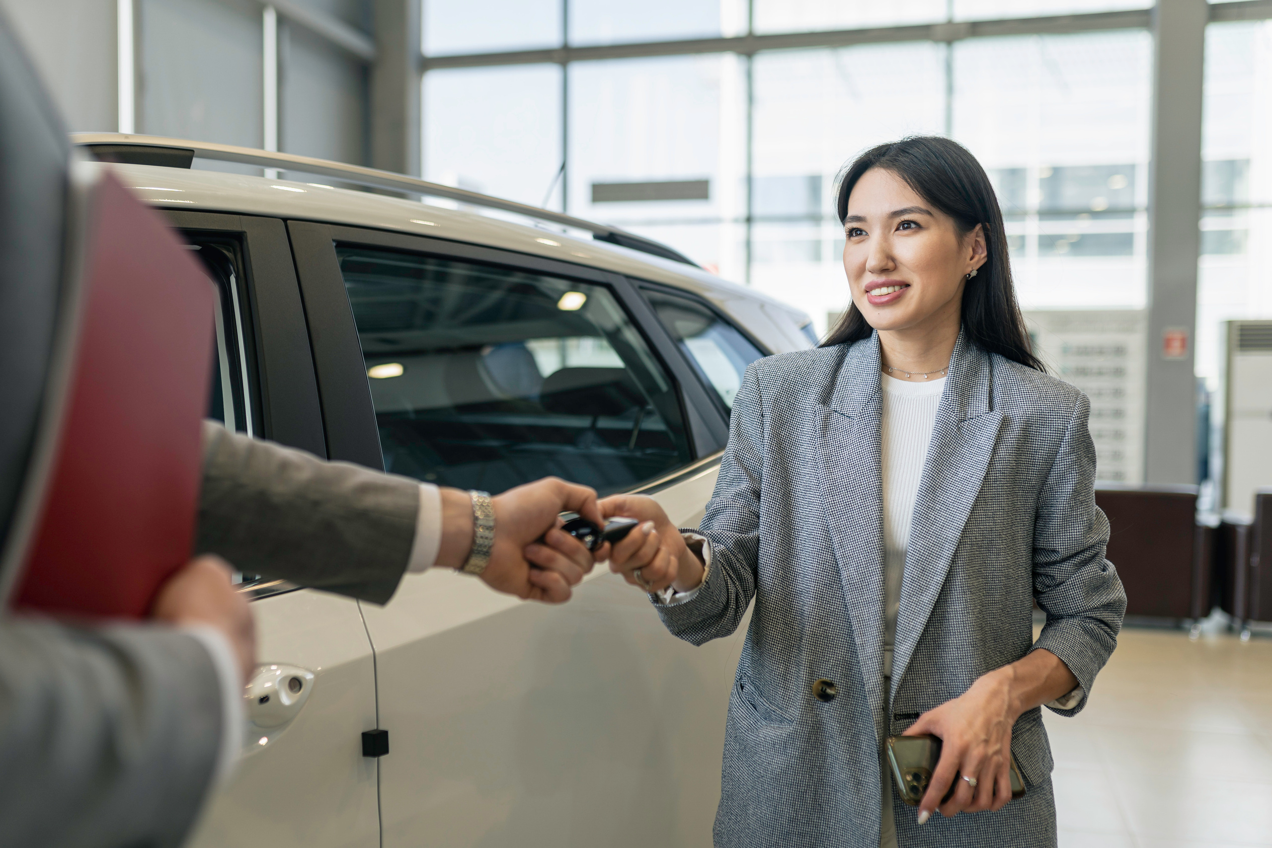 People in showroom. Чен Станислав | Автомобильный фотограф | Алматы, Казахстан