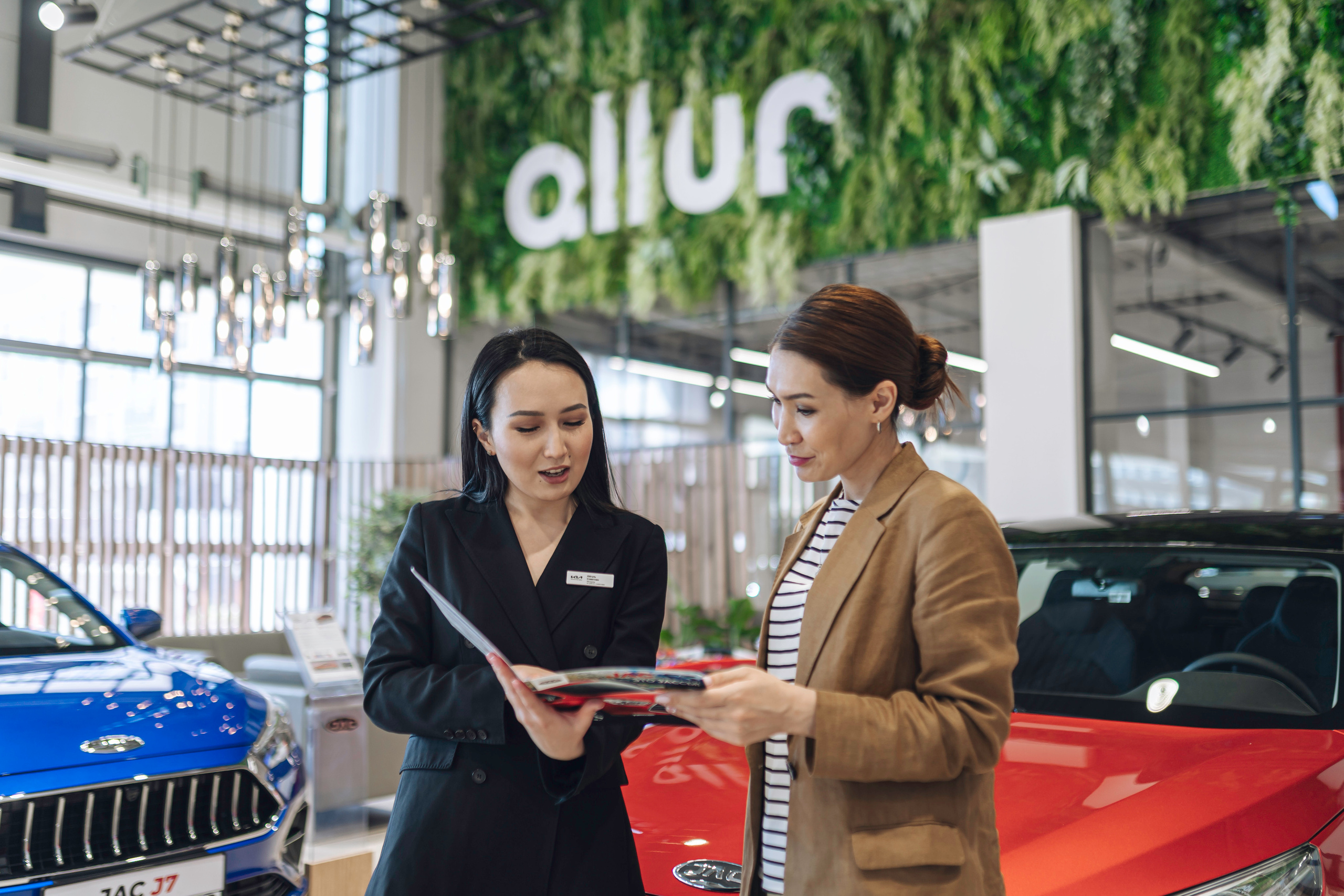 People in showroom. Чен Станислав | Автомобильный фотограф | Алматы, Казахстан