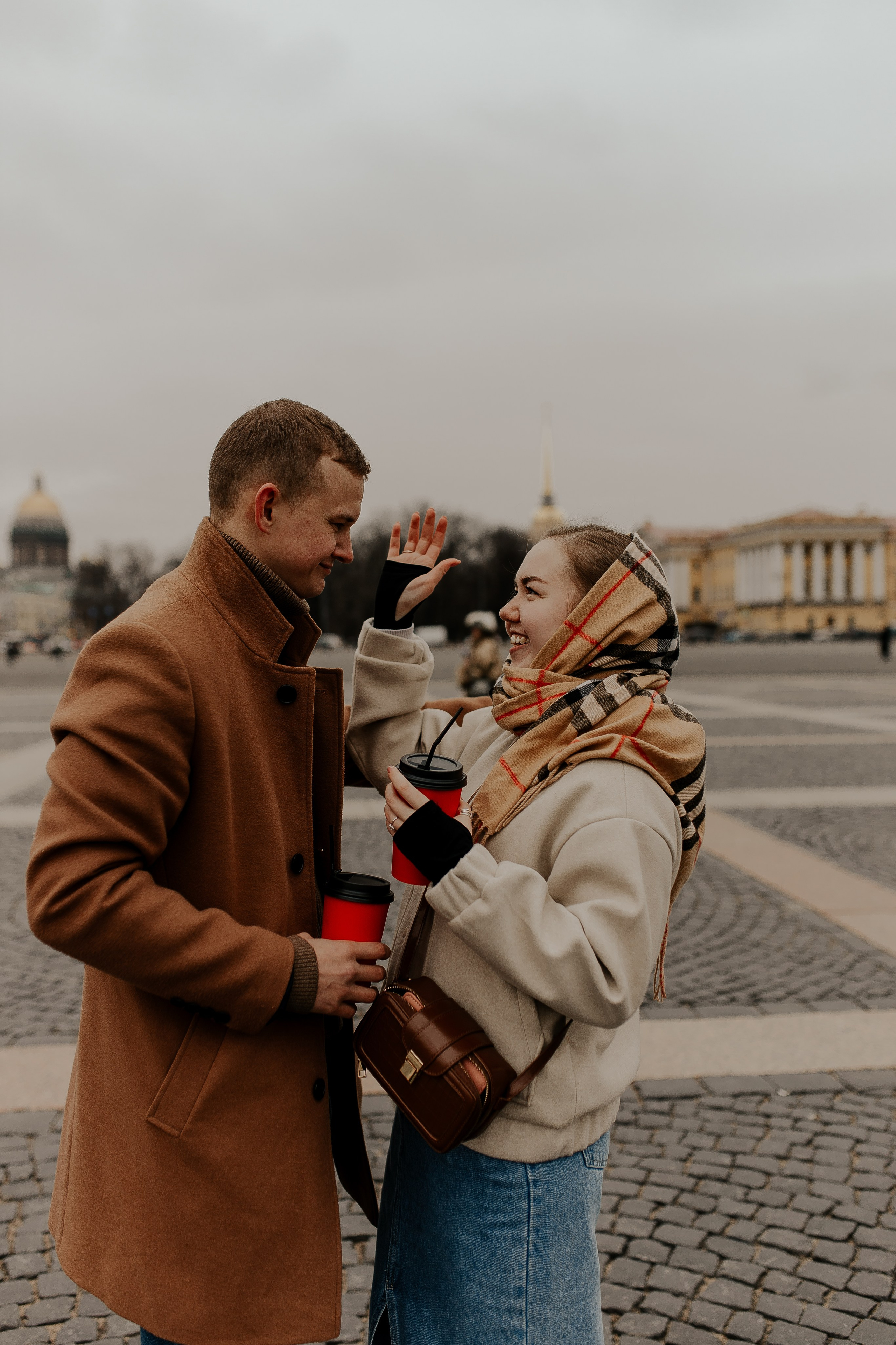 Пара гуляет по Петербургу. Фотограф в Санкт-Петербурге Лиза Семченкова
