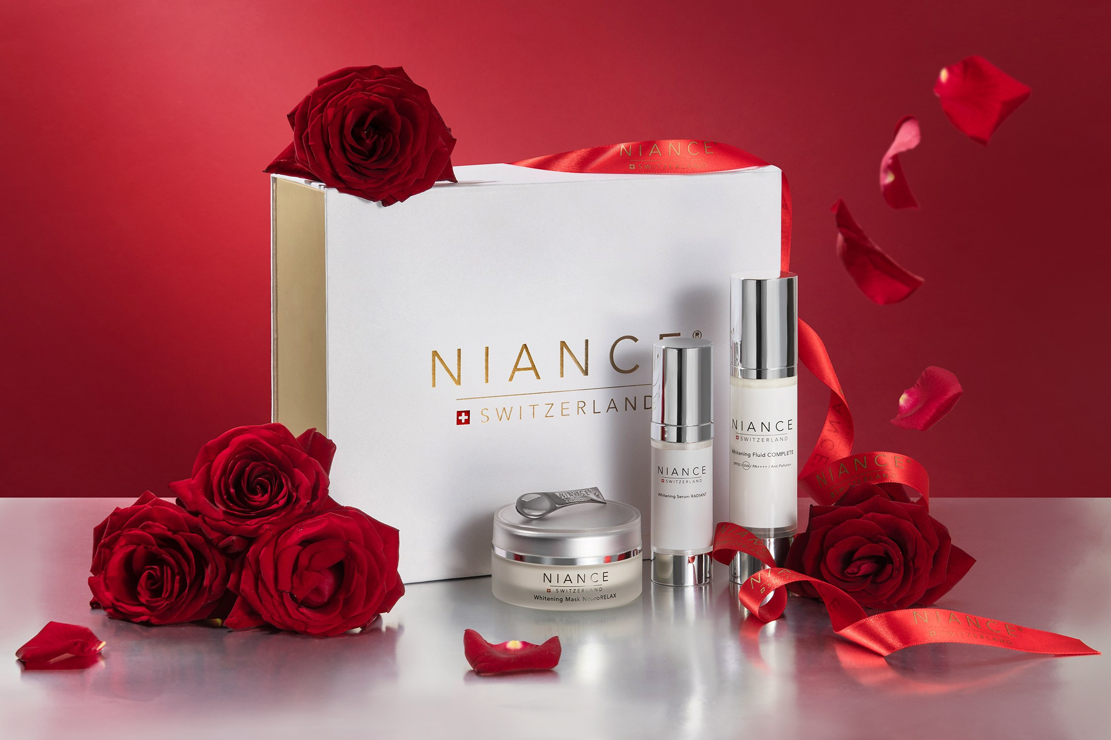 Съемка упаковки подарочного набора ко дню Святого Валентина - на красном фоне с розами