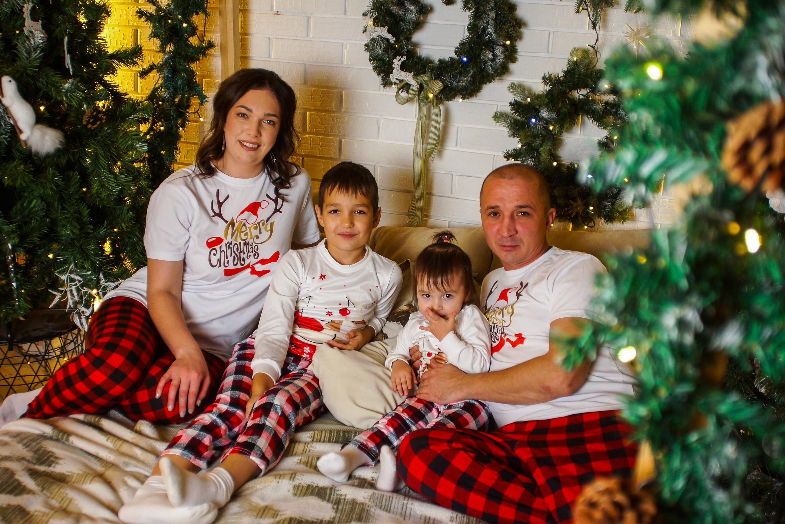 Студия (новогодняя семейная). Разноплановый фотограф в Москве