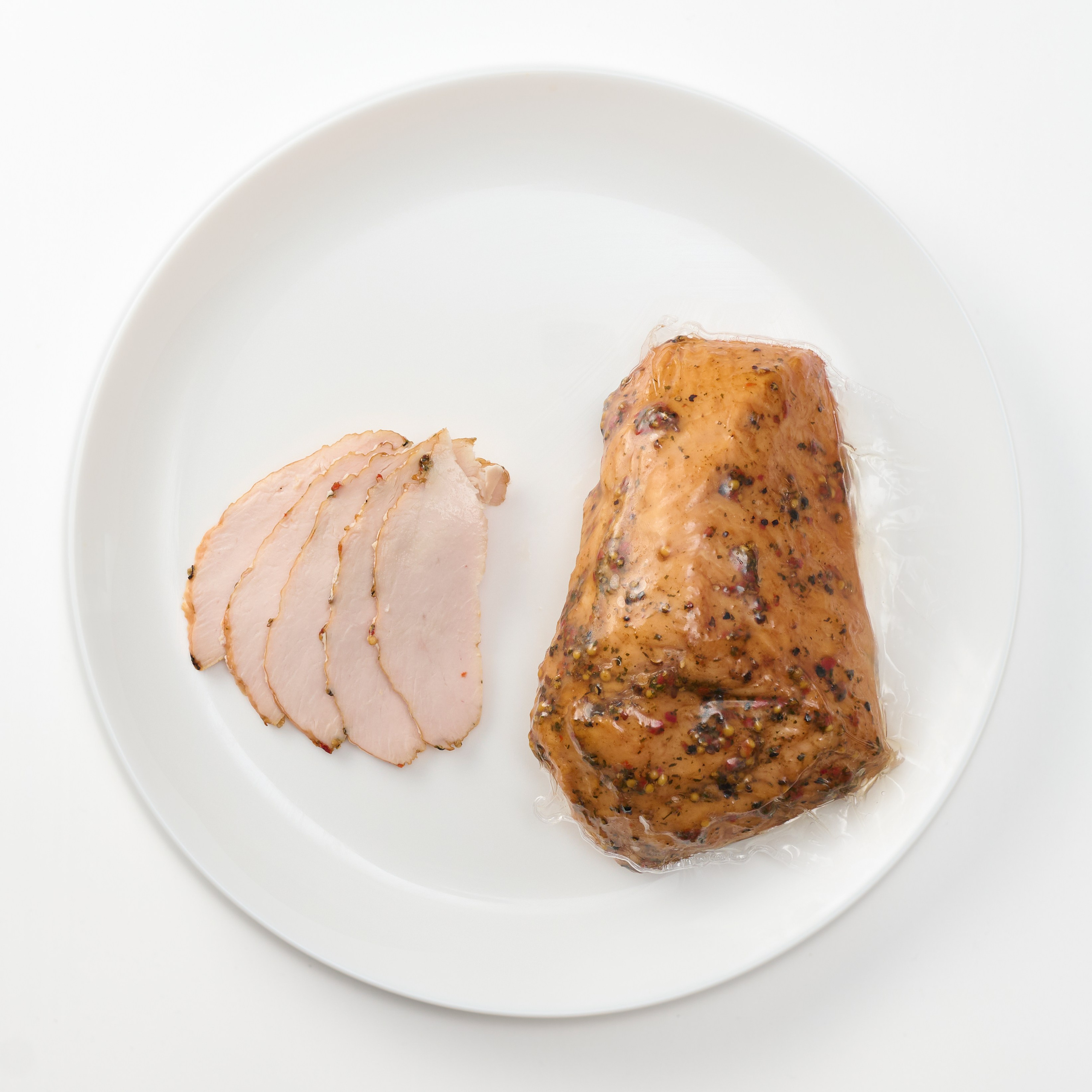 фотосъемка колбасы на тарелке на белой скатерти 