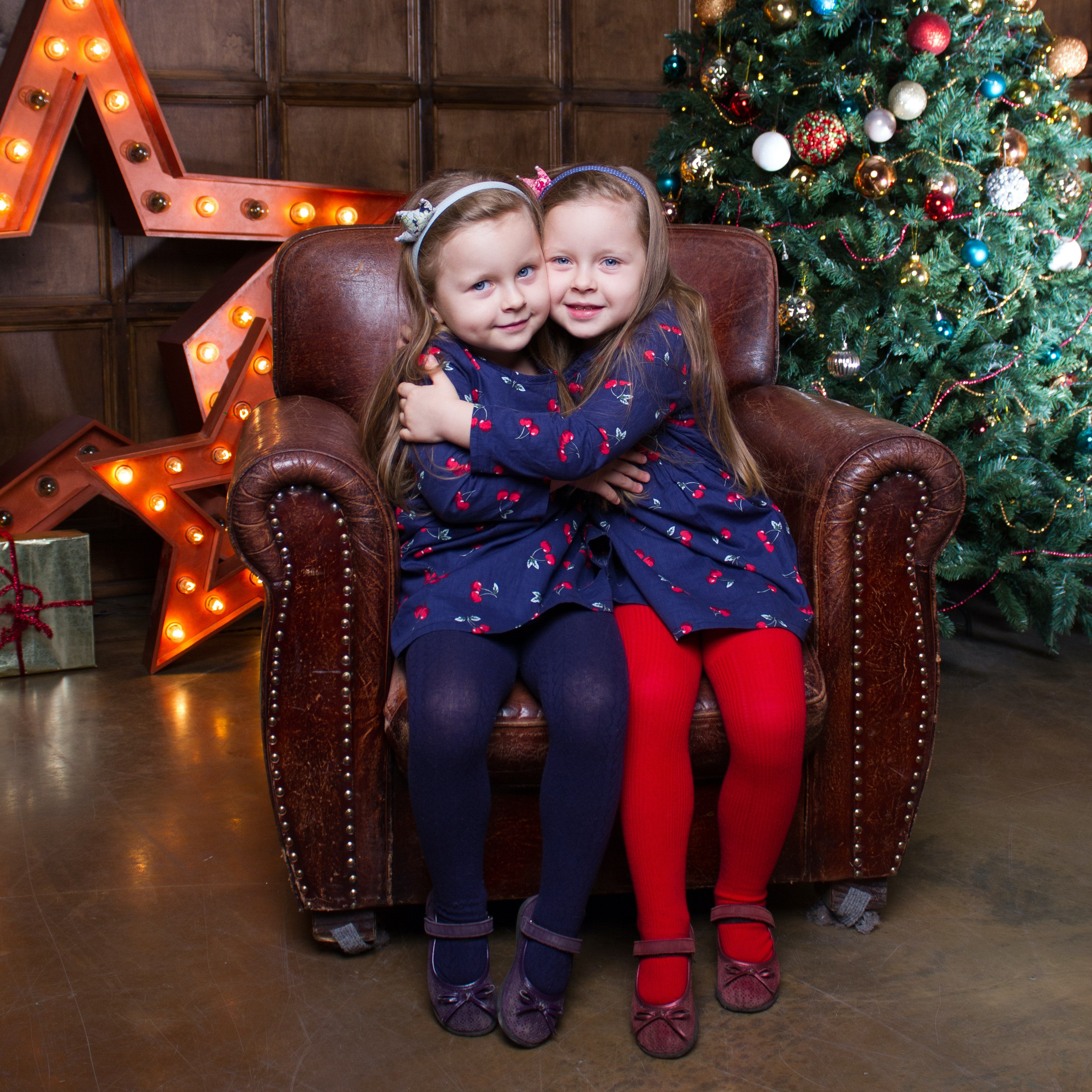 Фотосессия близняшек в студии. Школьные выпускные альбомы в Москве Марина Николаева