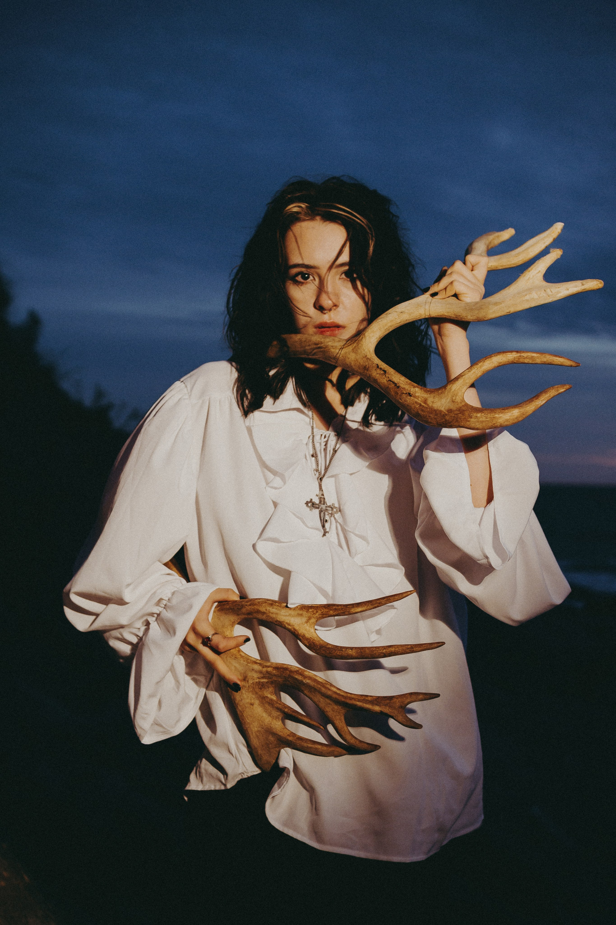 Съёмка у моря с оленьими рогами