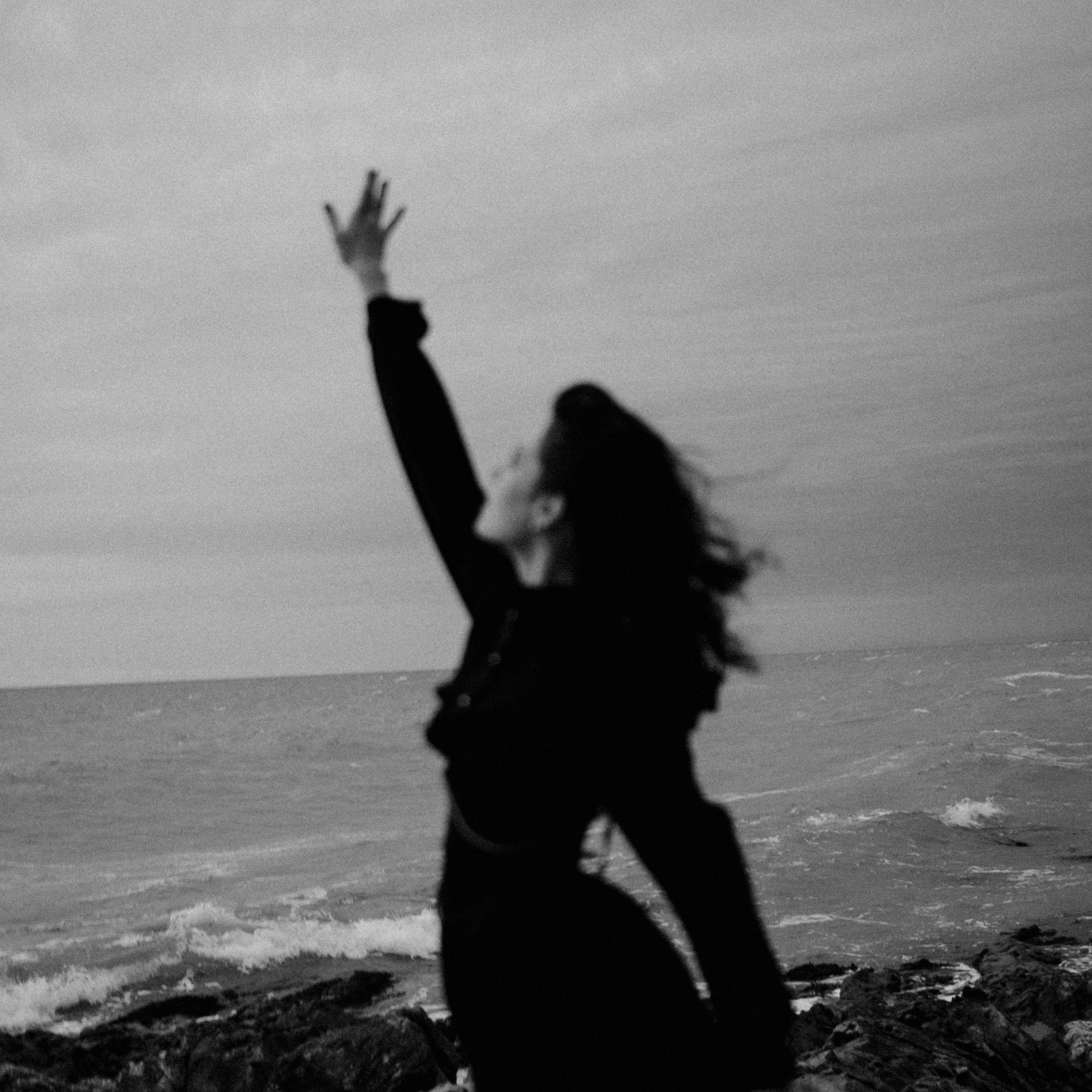 Съёмка у моря с оленьими рогами