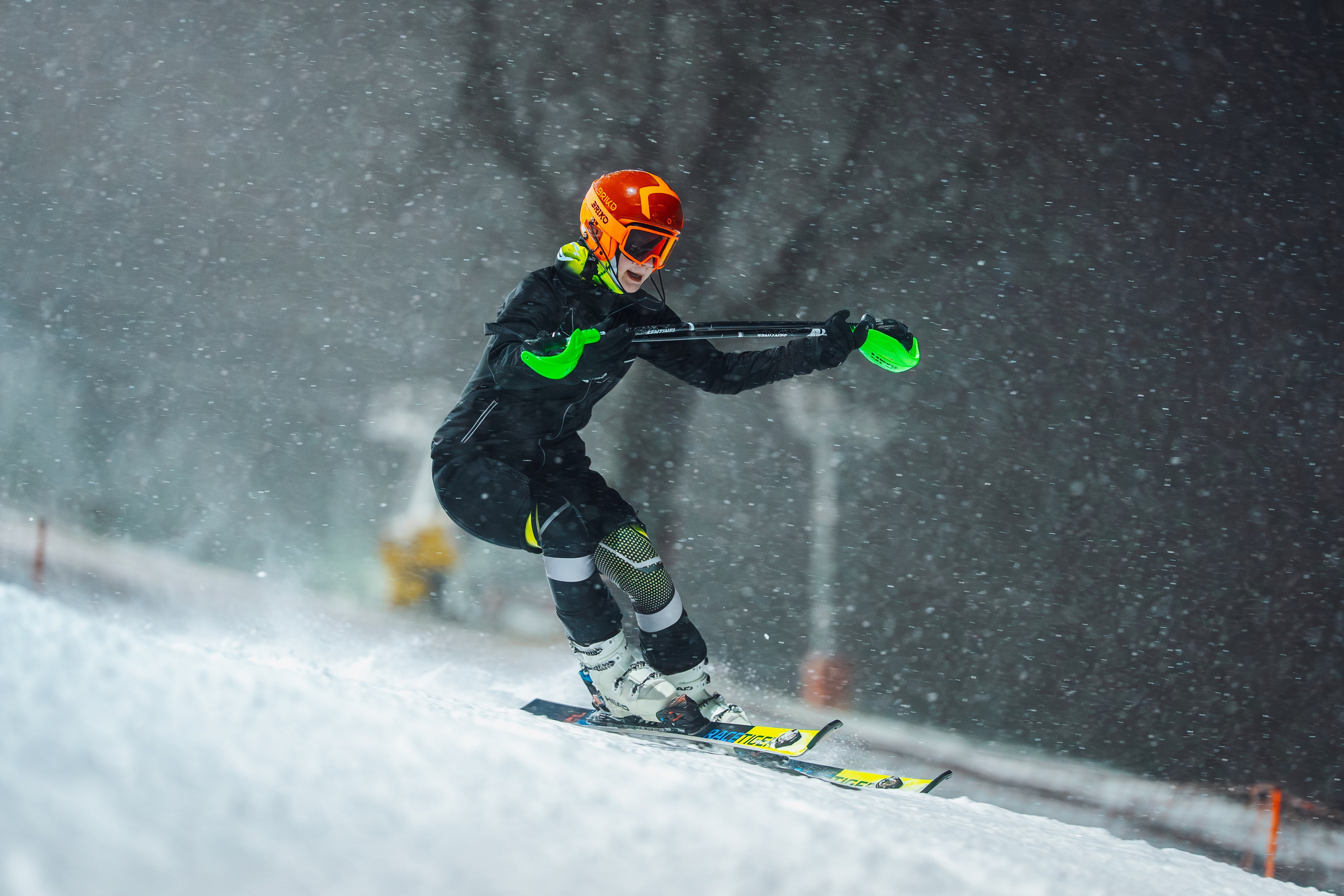 2025.12.25 | Горные лыжи. Тренировка. Шуколово, 5й склон. Фотограф Студитский Евгений