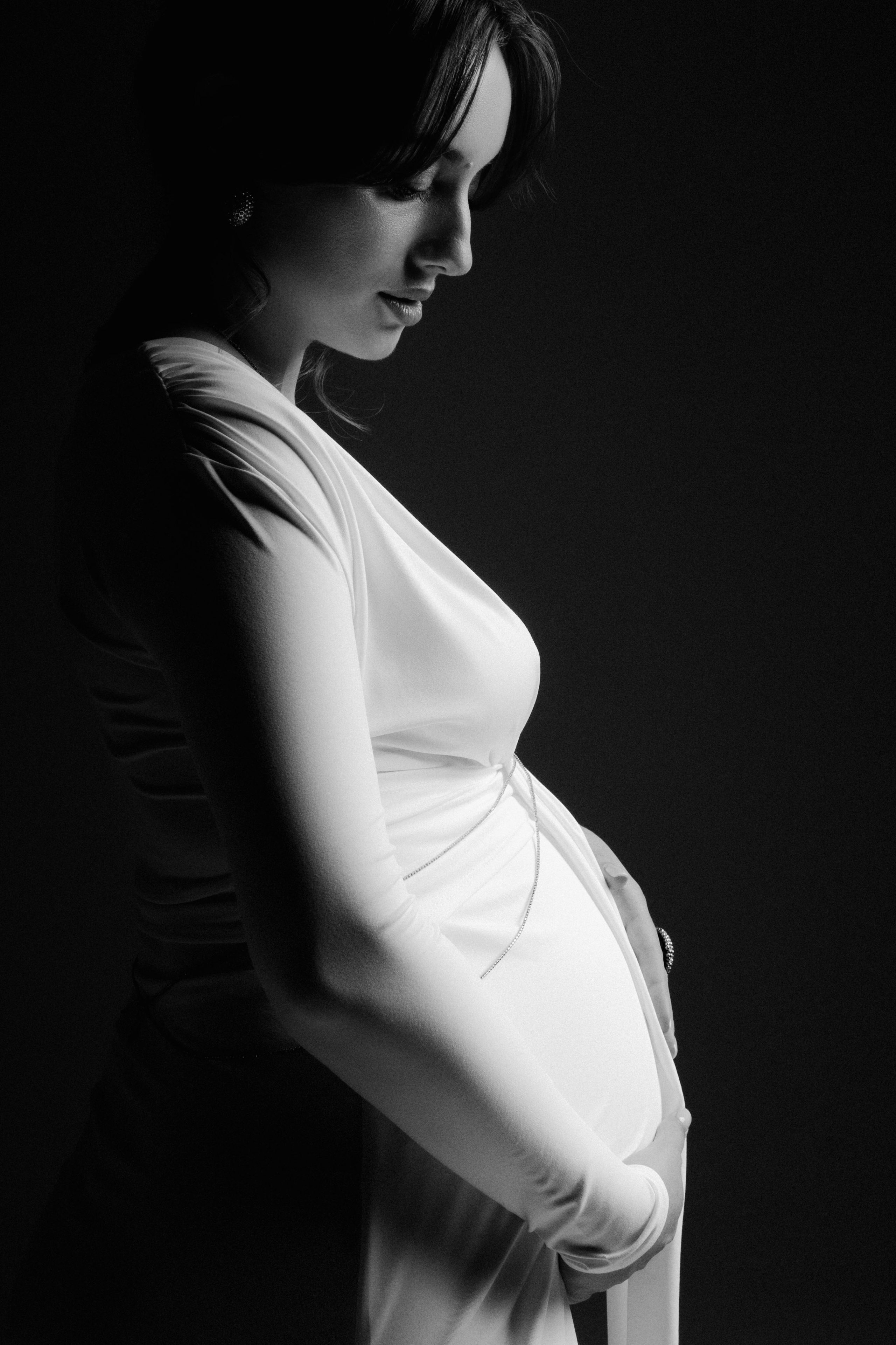 Александра. Фотосессия беременности на циклораме. Фотограф в Москве Ольга Сатони