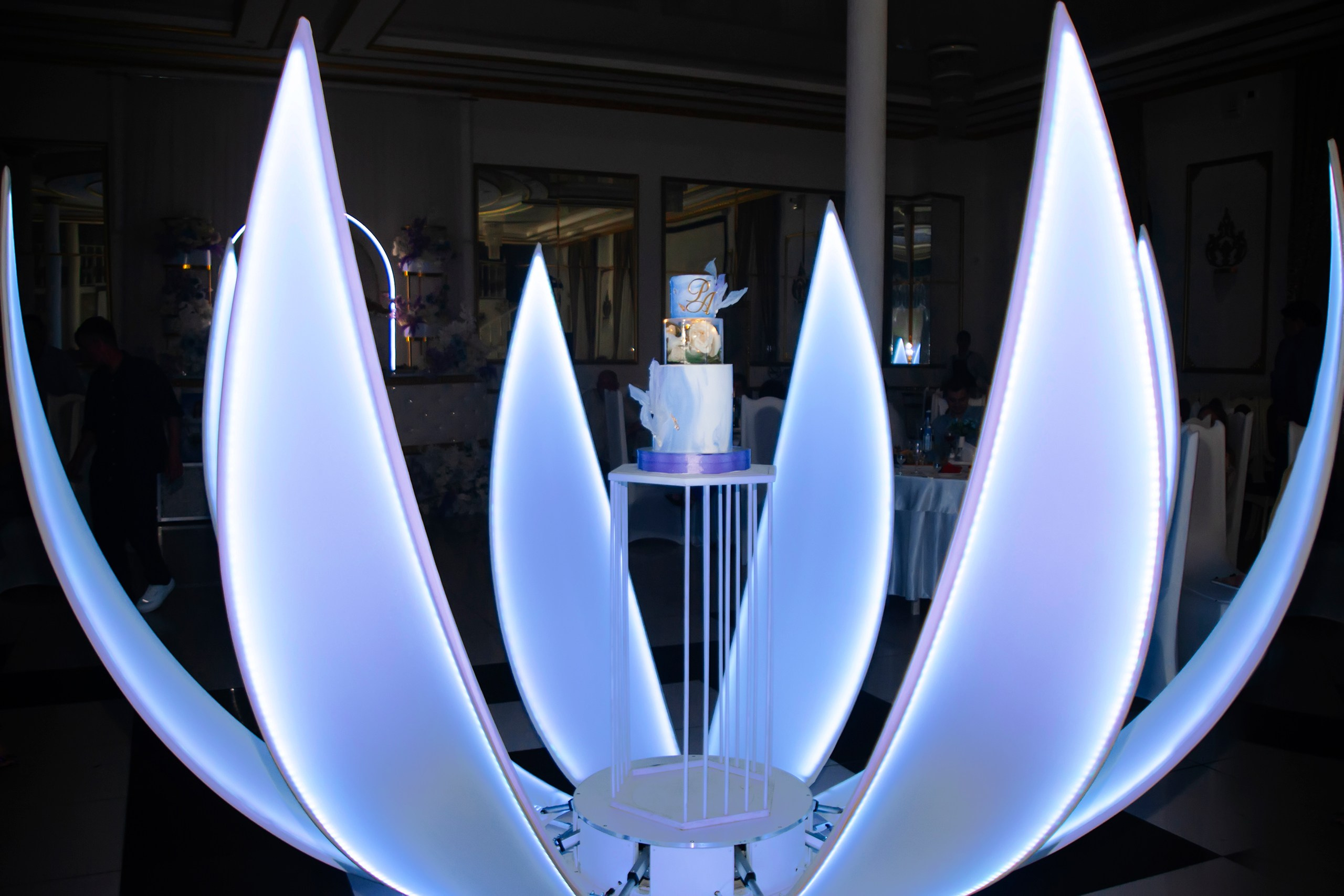 Красивая подача свадебного торта в ресторане Золотой Дворец