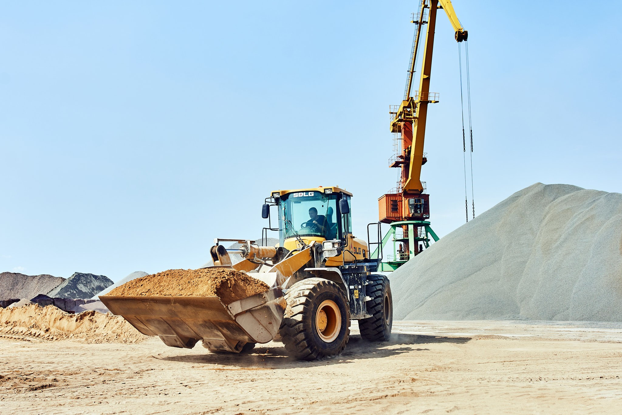 Промышленная зона, погрузка и разгрузка песка