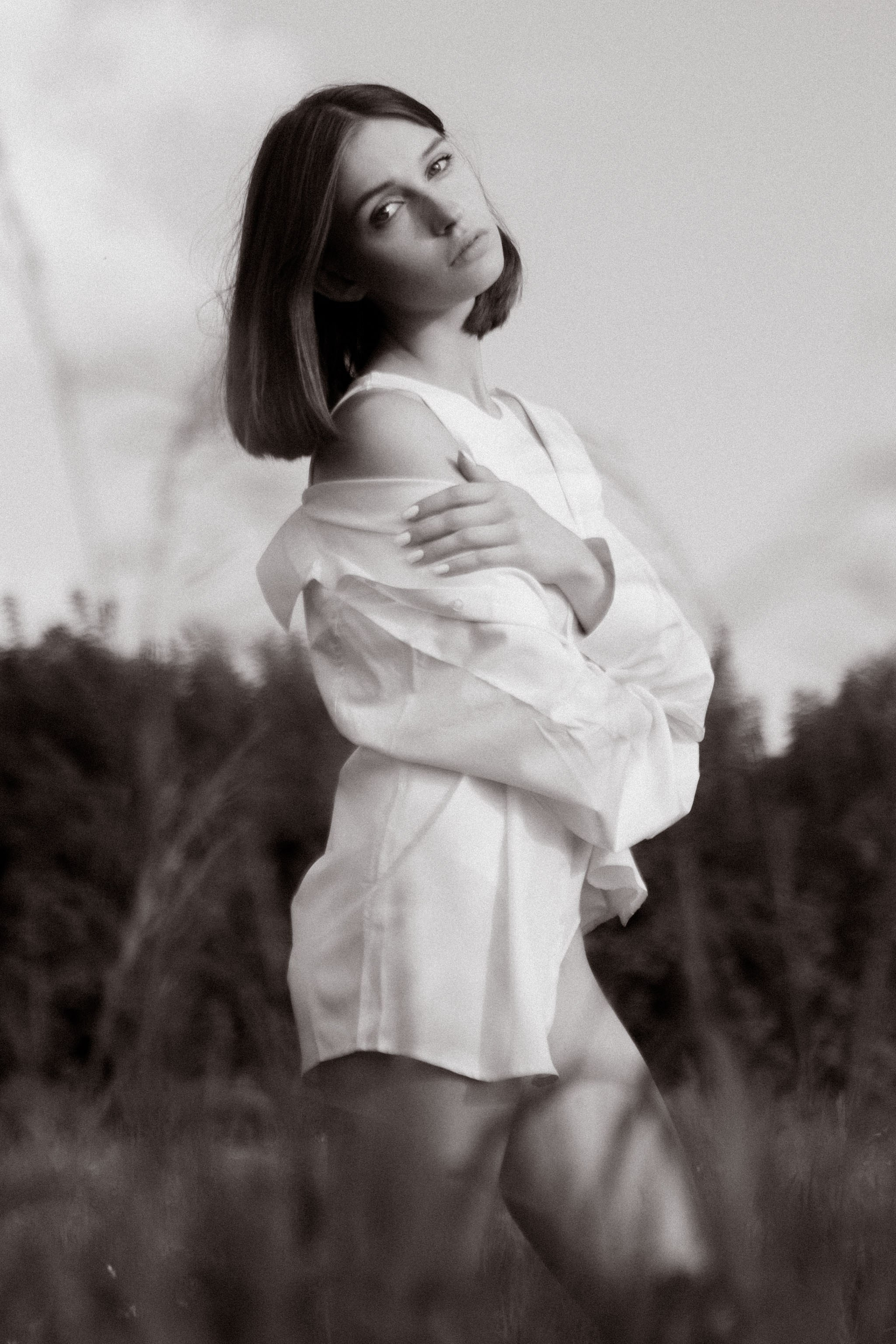 Летняя фотосессия в поле. Девушка в поле в кровати