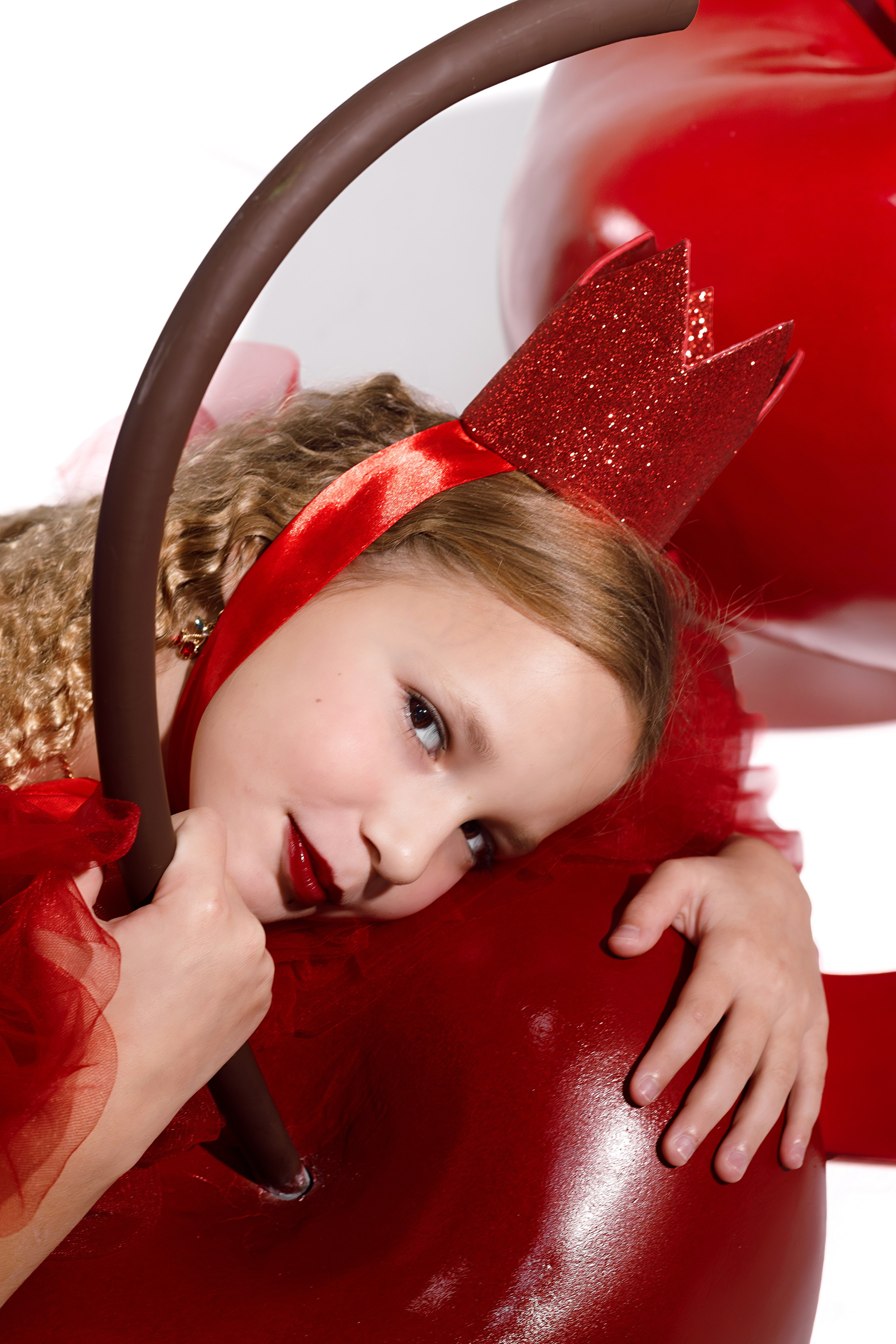 Девочка с вишней