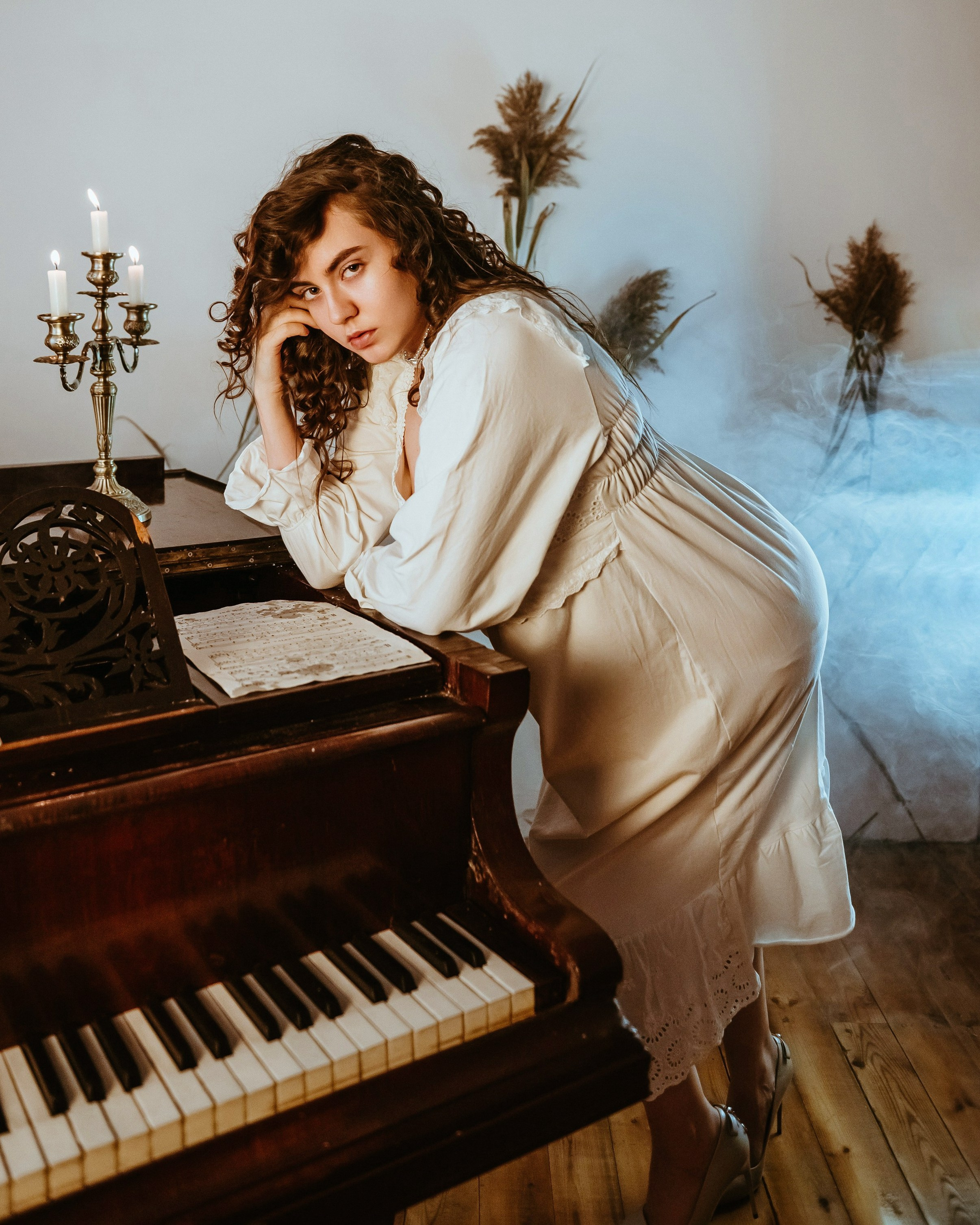 Ретро фотосессия в белом платье в фотостудии LEPOTA в г. Кемерово