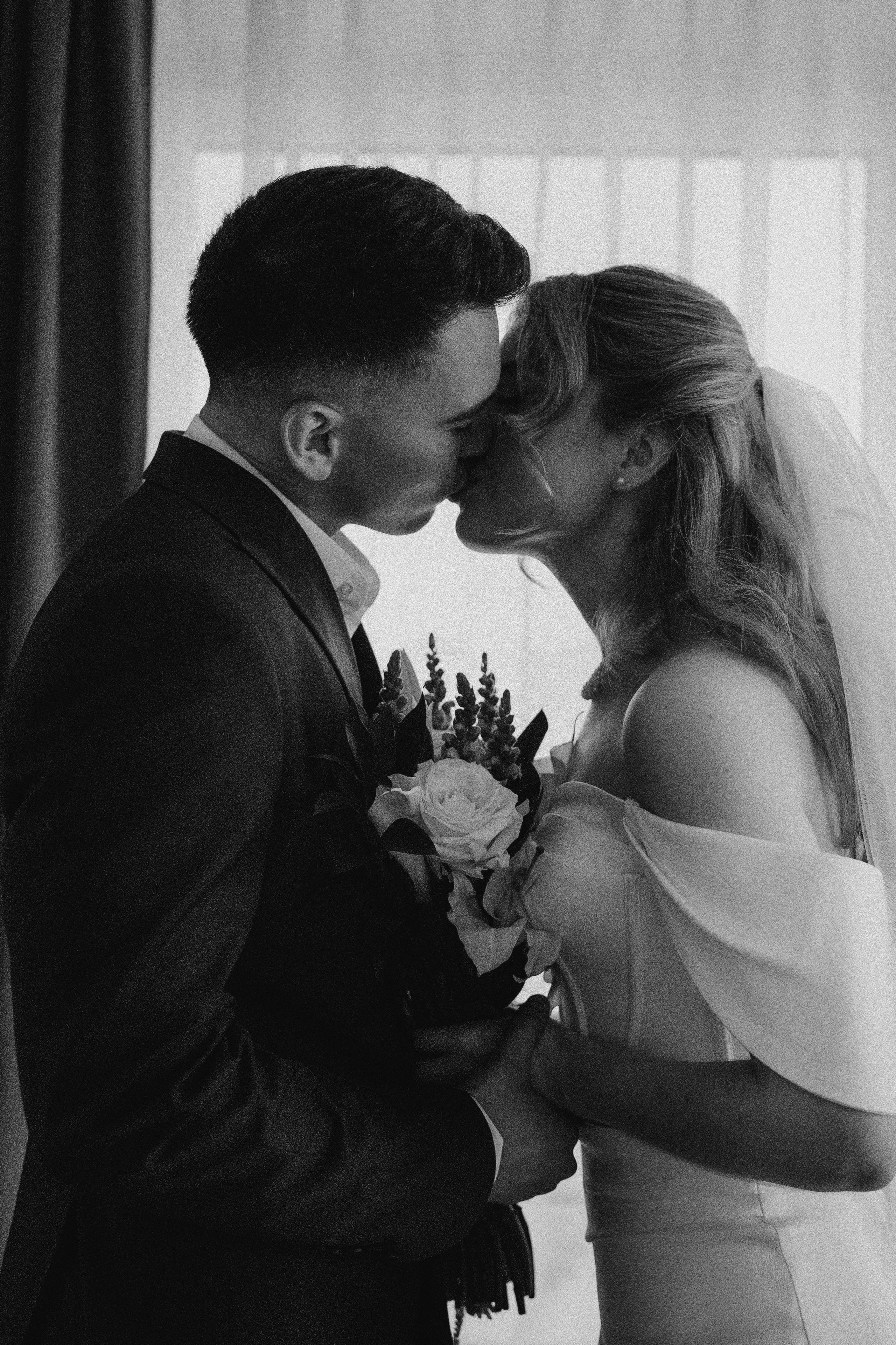 Свадебная фотосессия в стильном лифте элитного дома Москвы