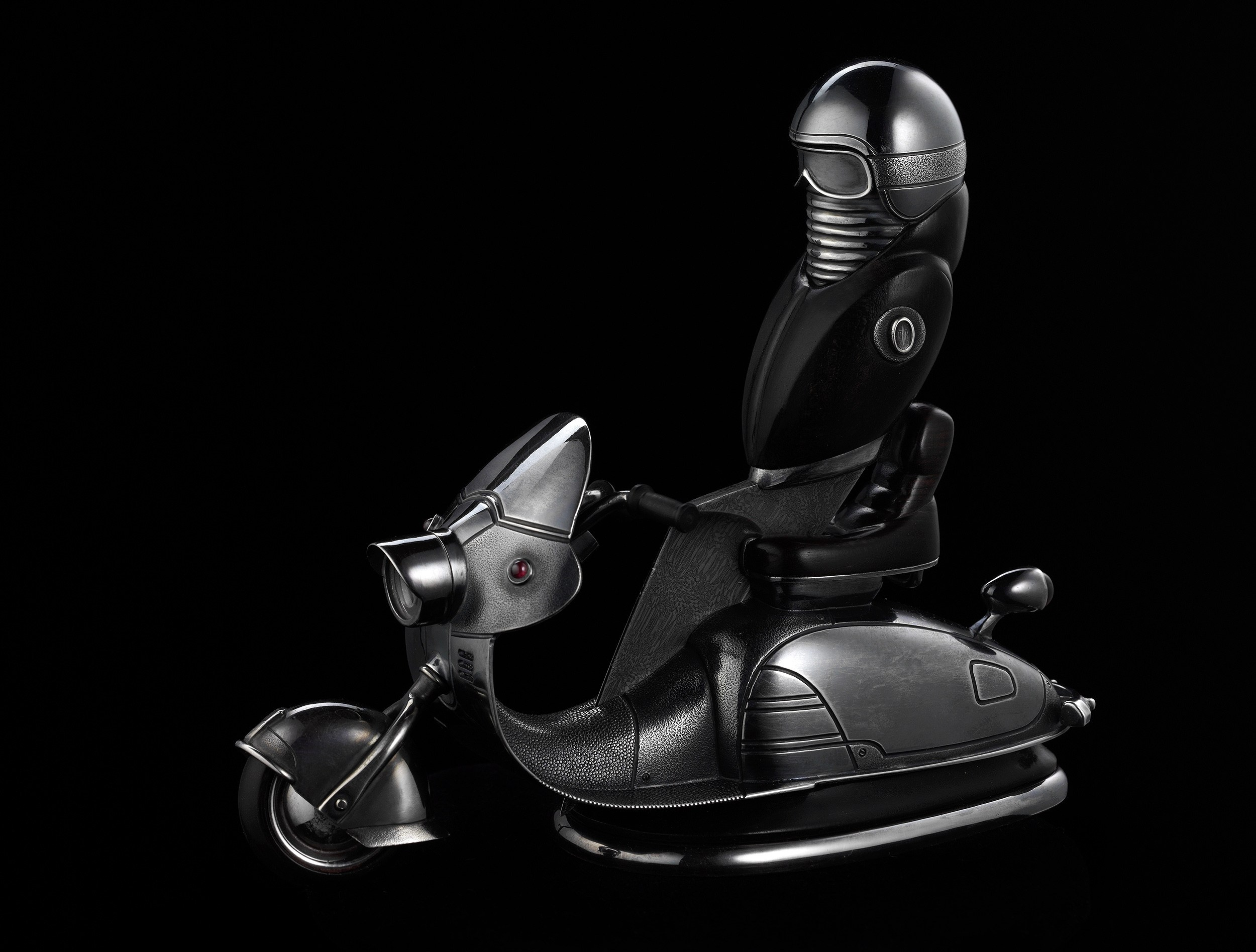 Изделия из драгоценных металлов. Предметная фотосъемка антиквариата, ювелирных украшений, камнерезных изделий, картин, предметов искусства и коллекционных предметов