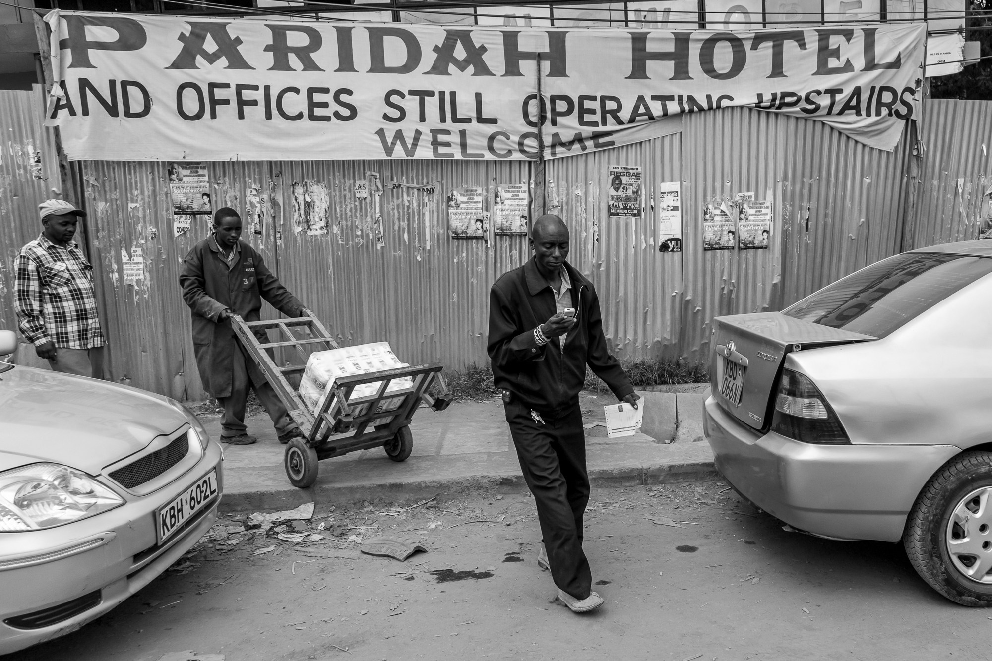 Кения. На обочине дороги. Фотограф Алексей Скоробогатько