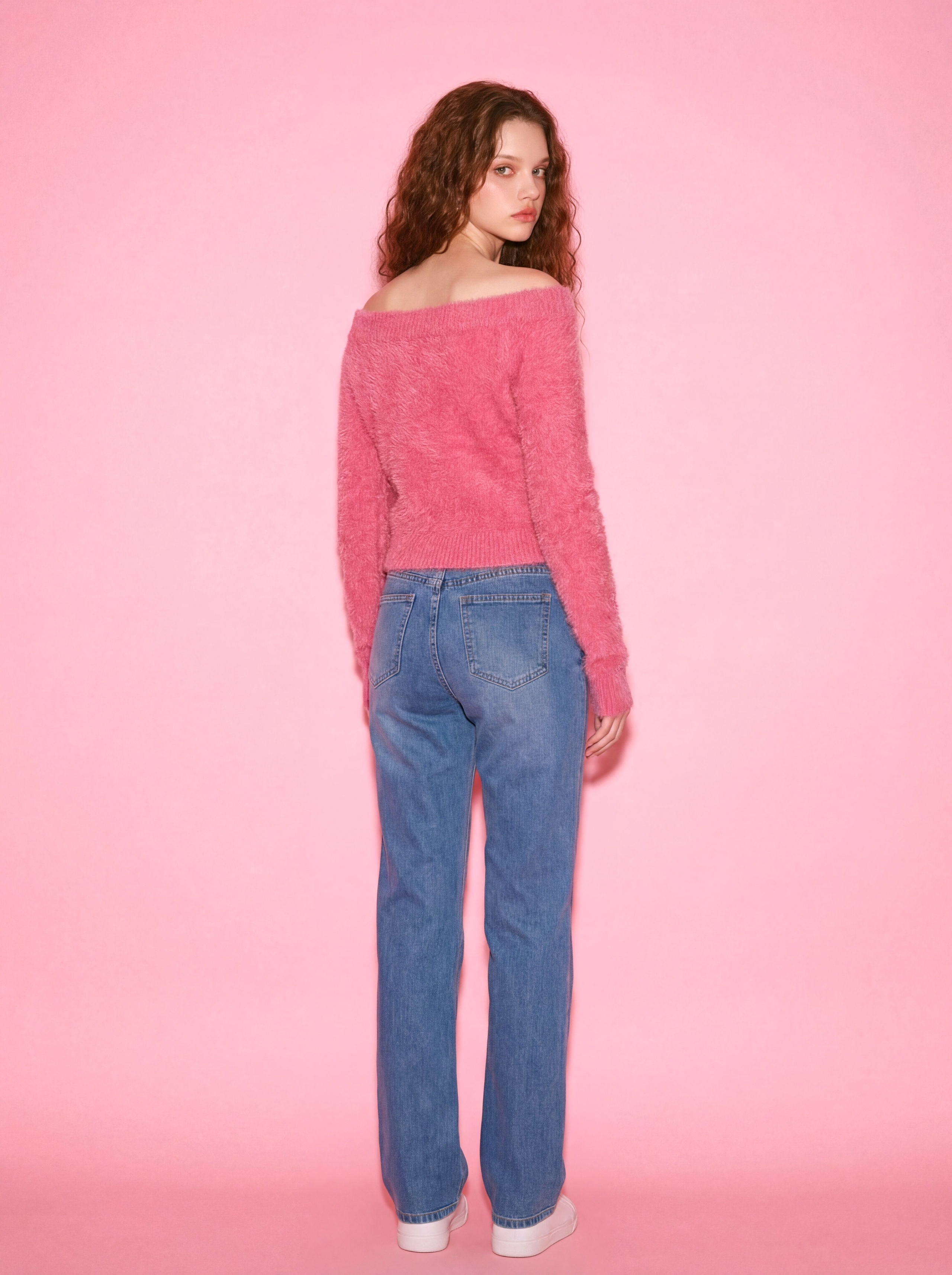 AI-аватар модели для каталога маркетплейса в розовом свитере