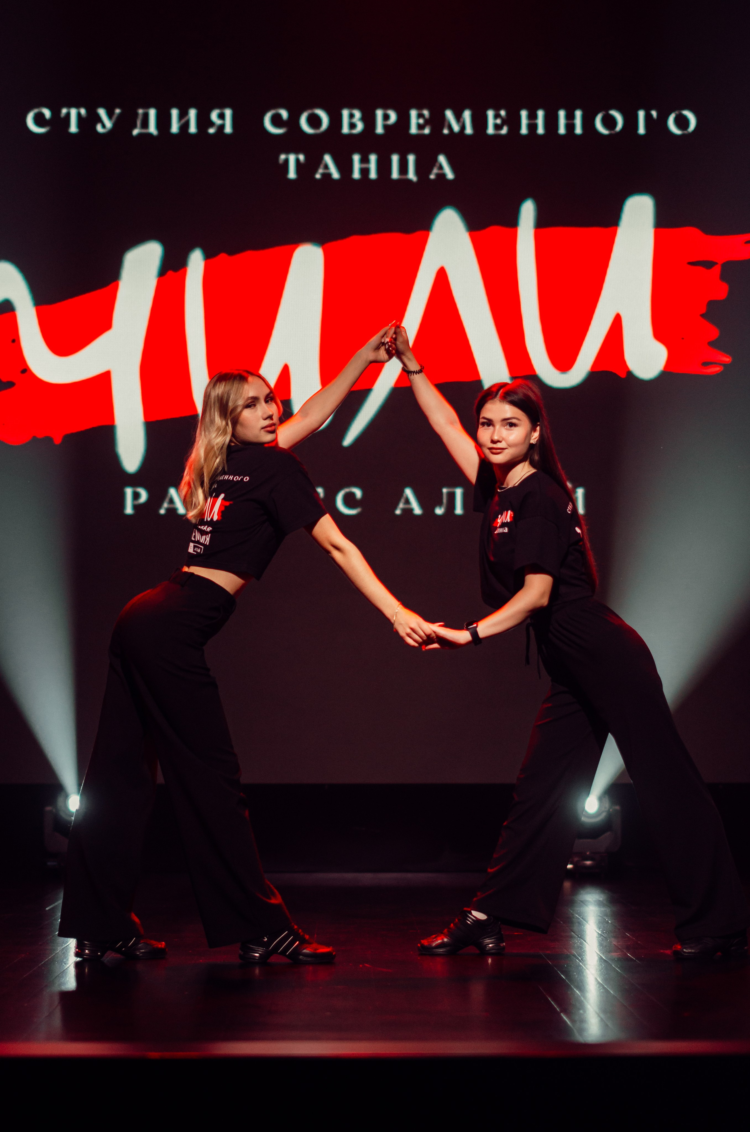 Групповая фотосъемка танцевального коллектива. Денисова Аля — фотограф для парных съемок и индивидуальных историй в Барнауле