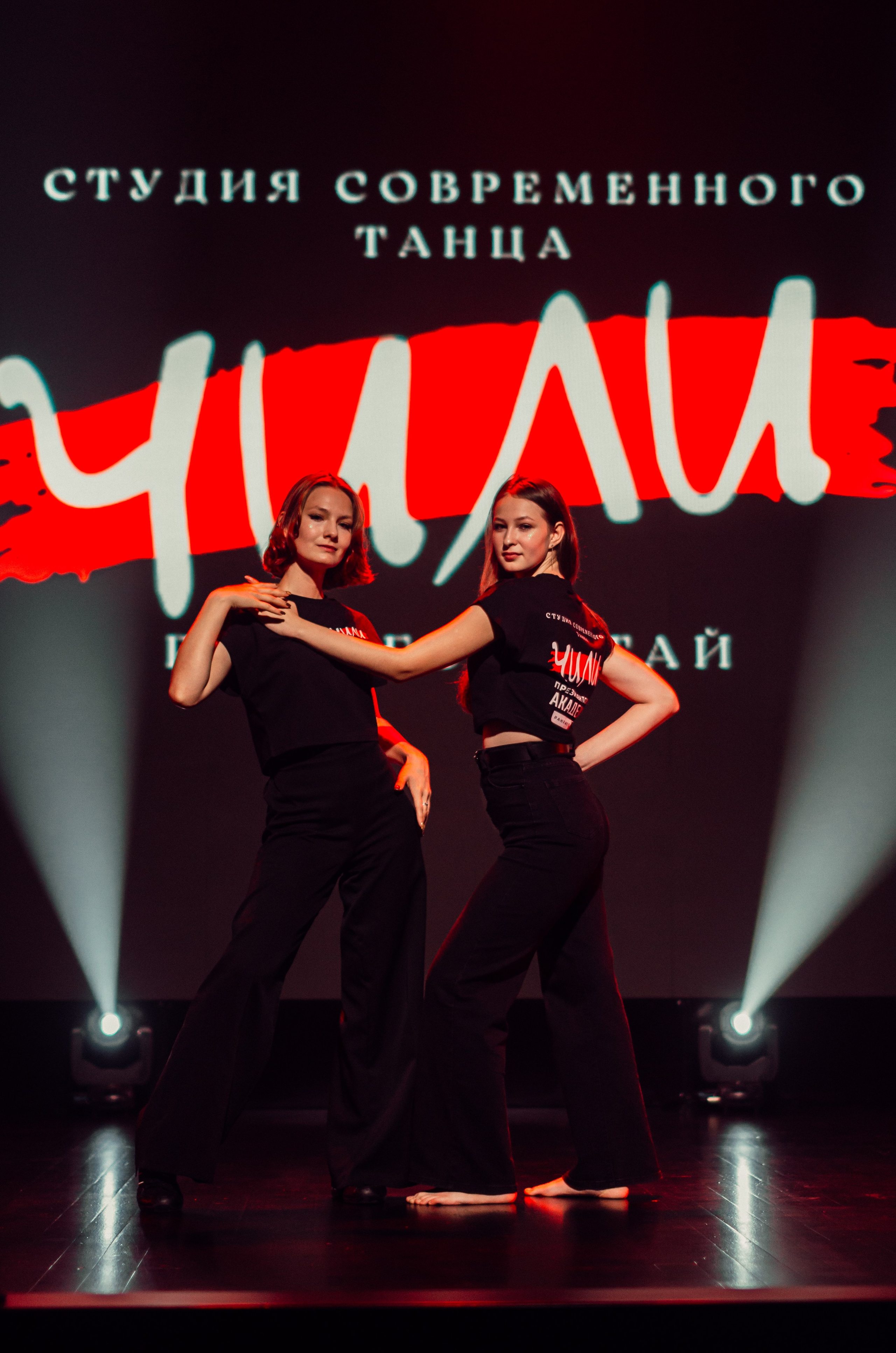 Групповая фотосъемка танцевального коллектива. Денисова Аля — фотограф для парных съемок и индивидуальных историй в Барнауле